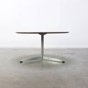 Circular coffee table in oak by Arne Jacobsen for Fritz Hansen, 1960s