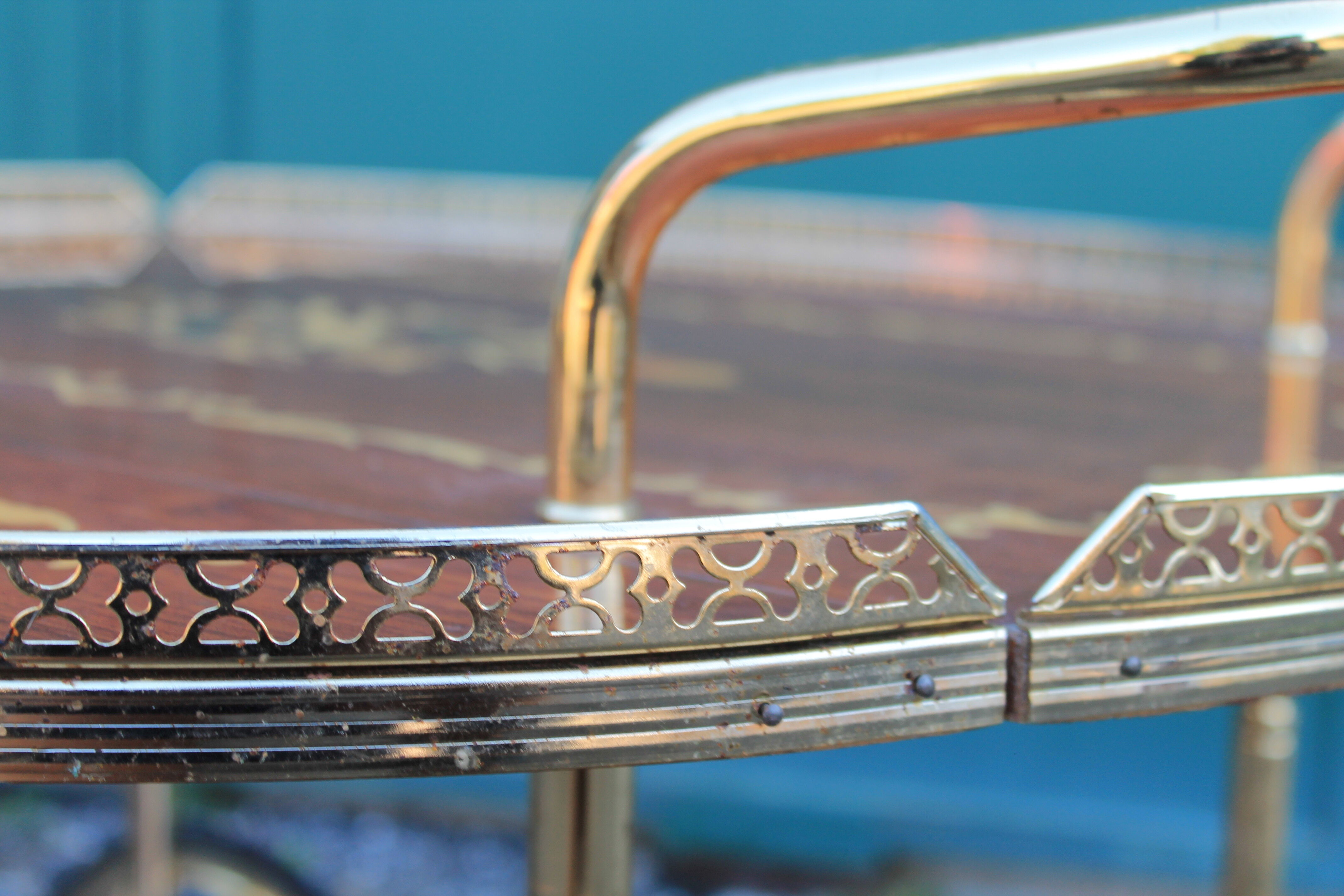Rolling serving table