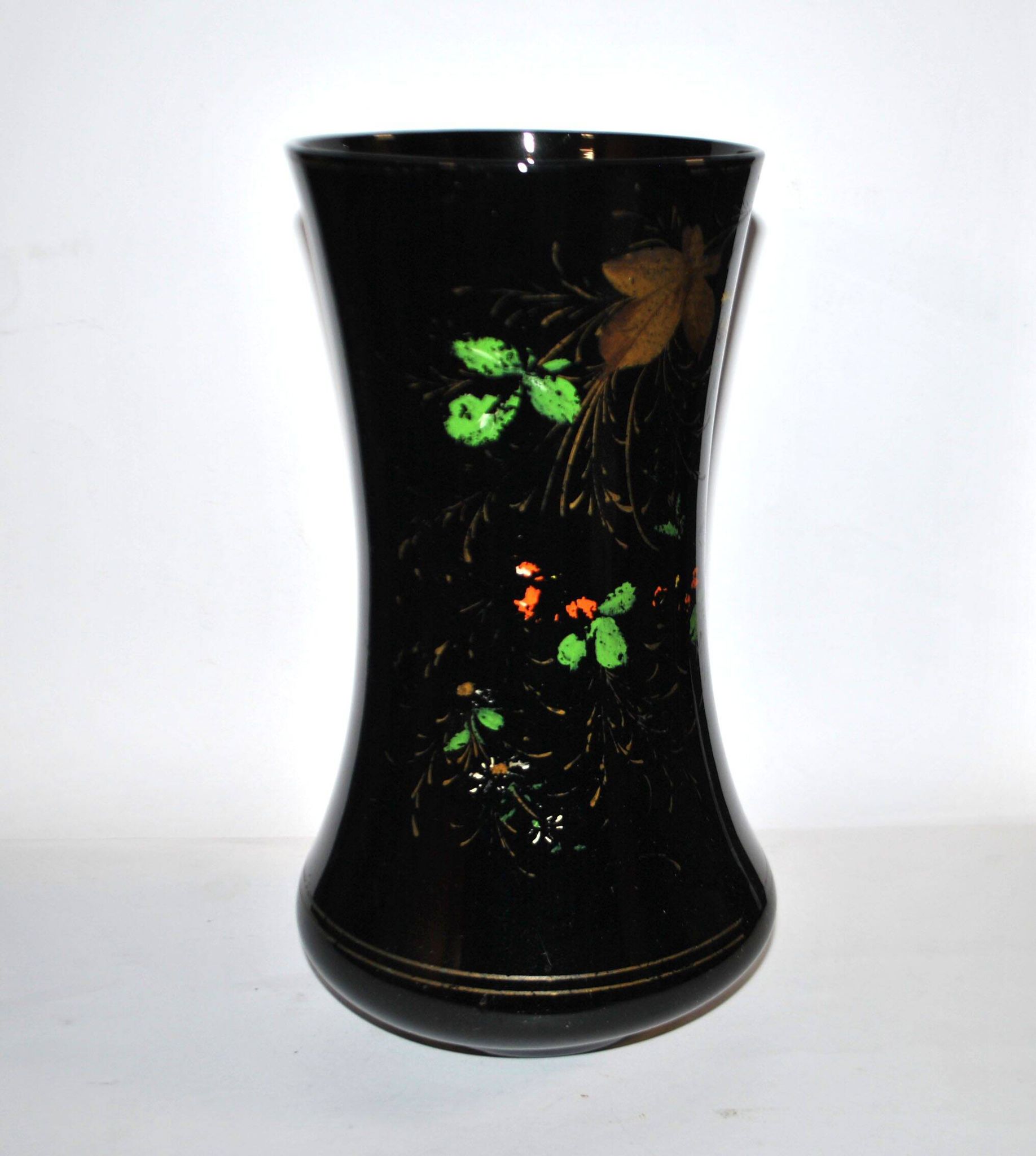 Vase Charles X en opaline noir décor émaillé fleuri peint à la main
