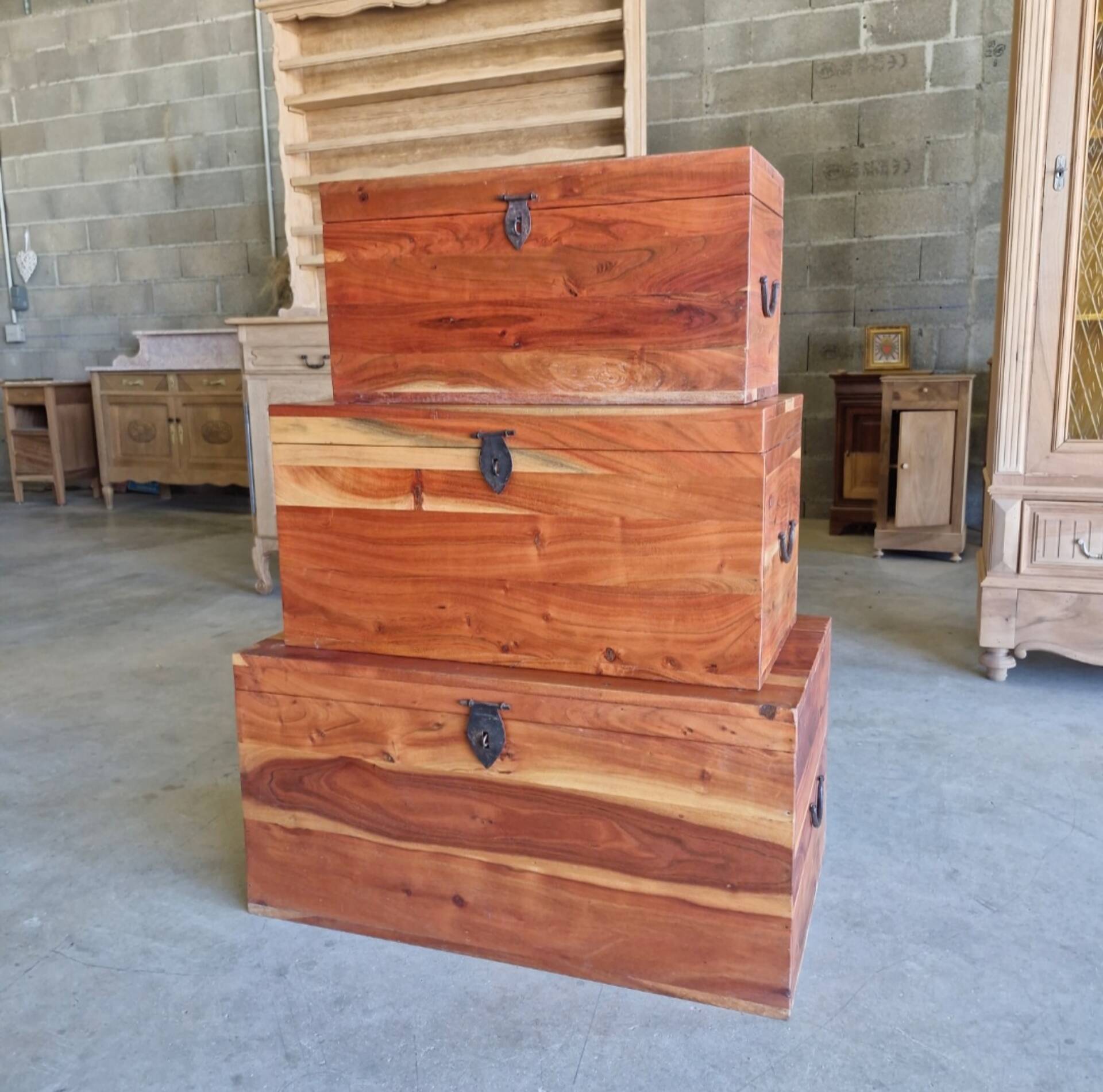 3 nesting chests in solid acacia
