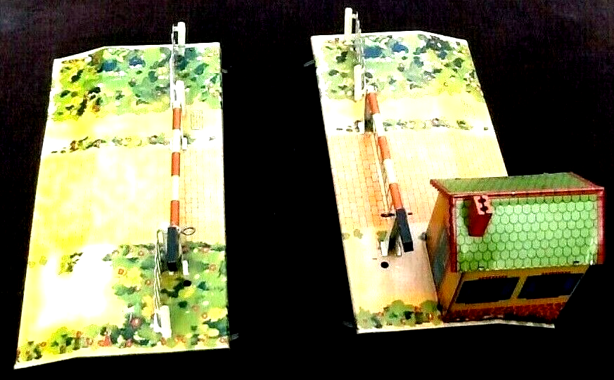 Level crossing with barrier guard house Made in France Meccano