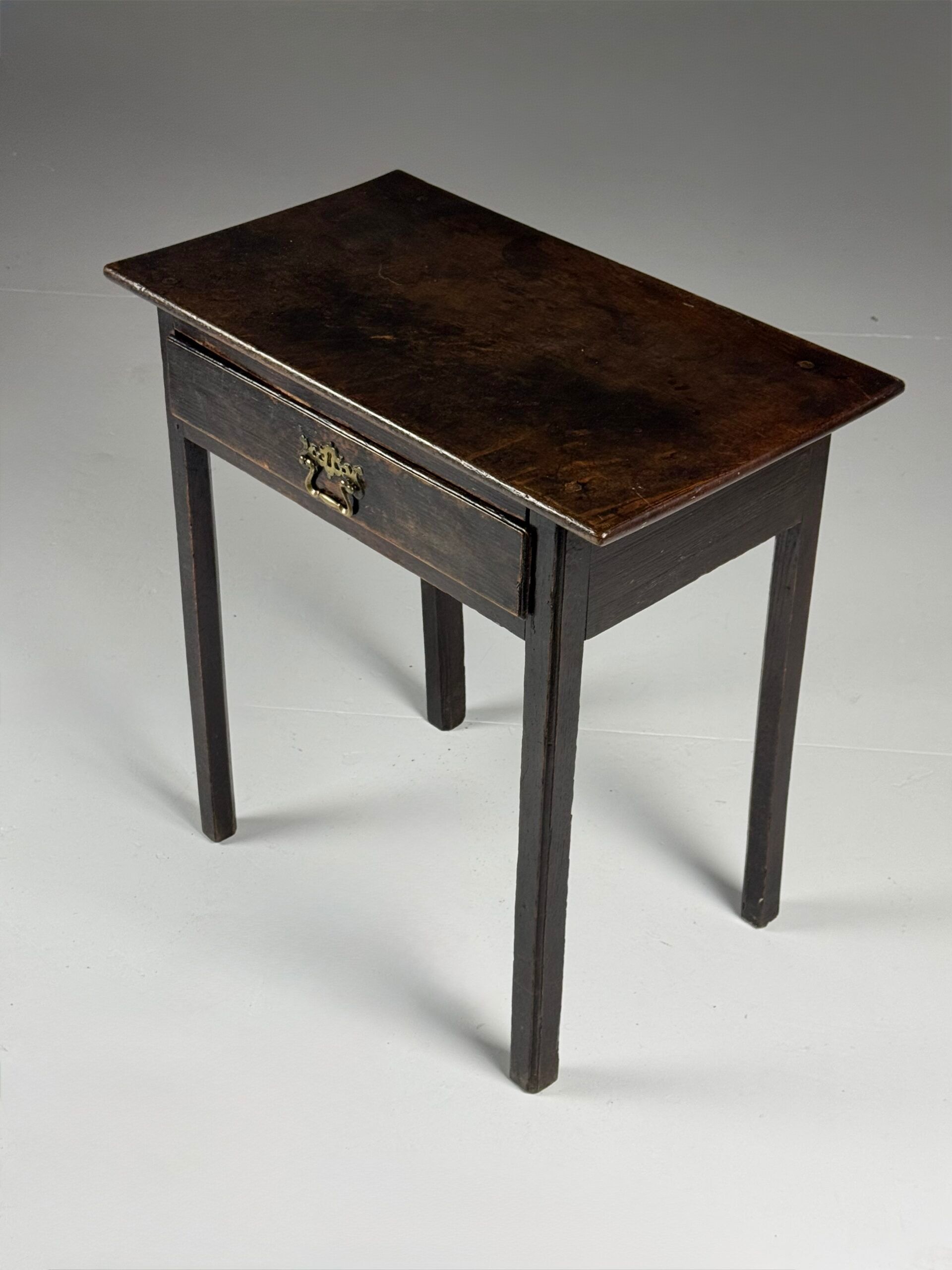 Table anglaise du XVIIe siècle