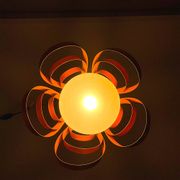 Lampe en métal orange moderne française avec un ruban