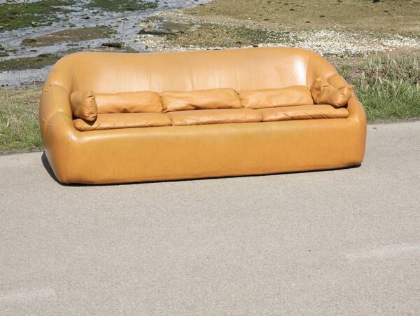 Canapé 3 places ''space age'', simili-cuir orangé,  années 70