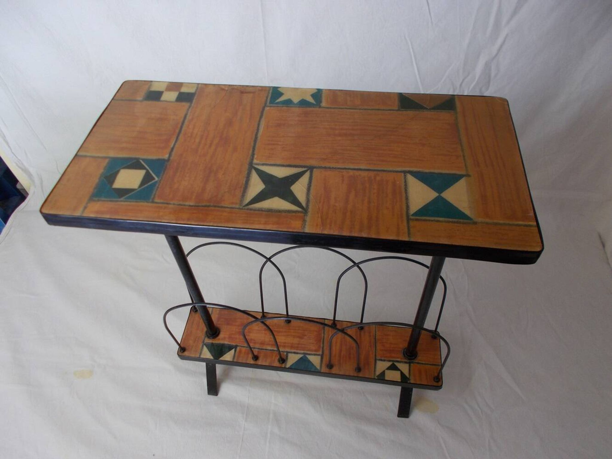 Magazine table
