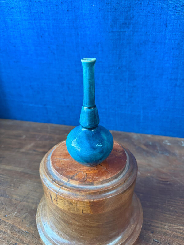 Petit vase soliflore en terre cuite vernissée. milieu XXe