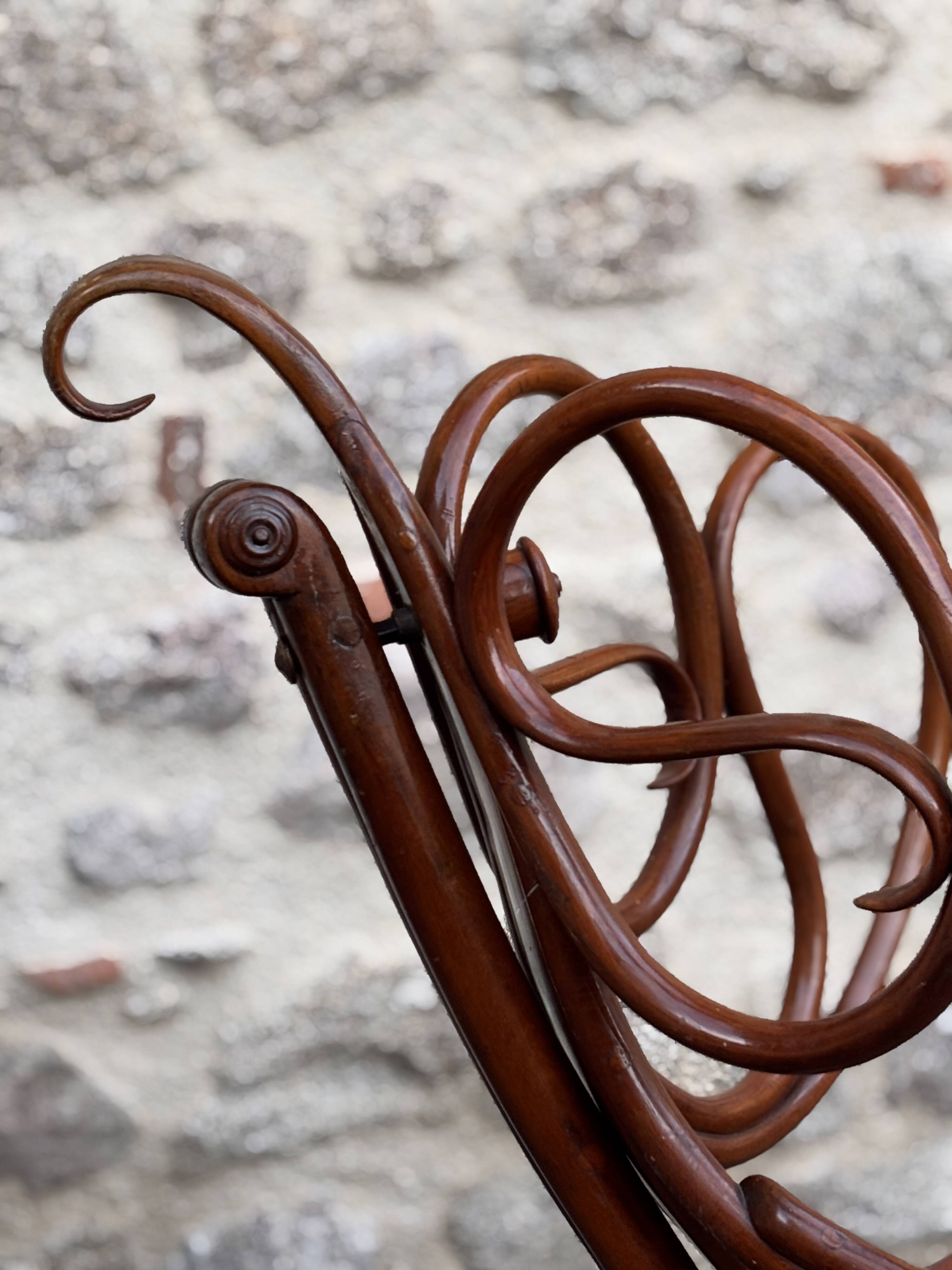 Antique Thonet cradle 1900 – bent wood – authentic charm