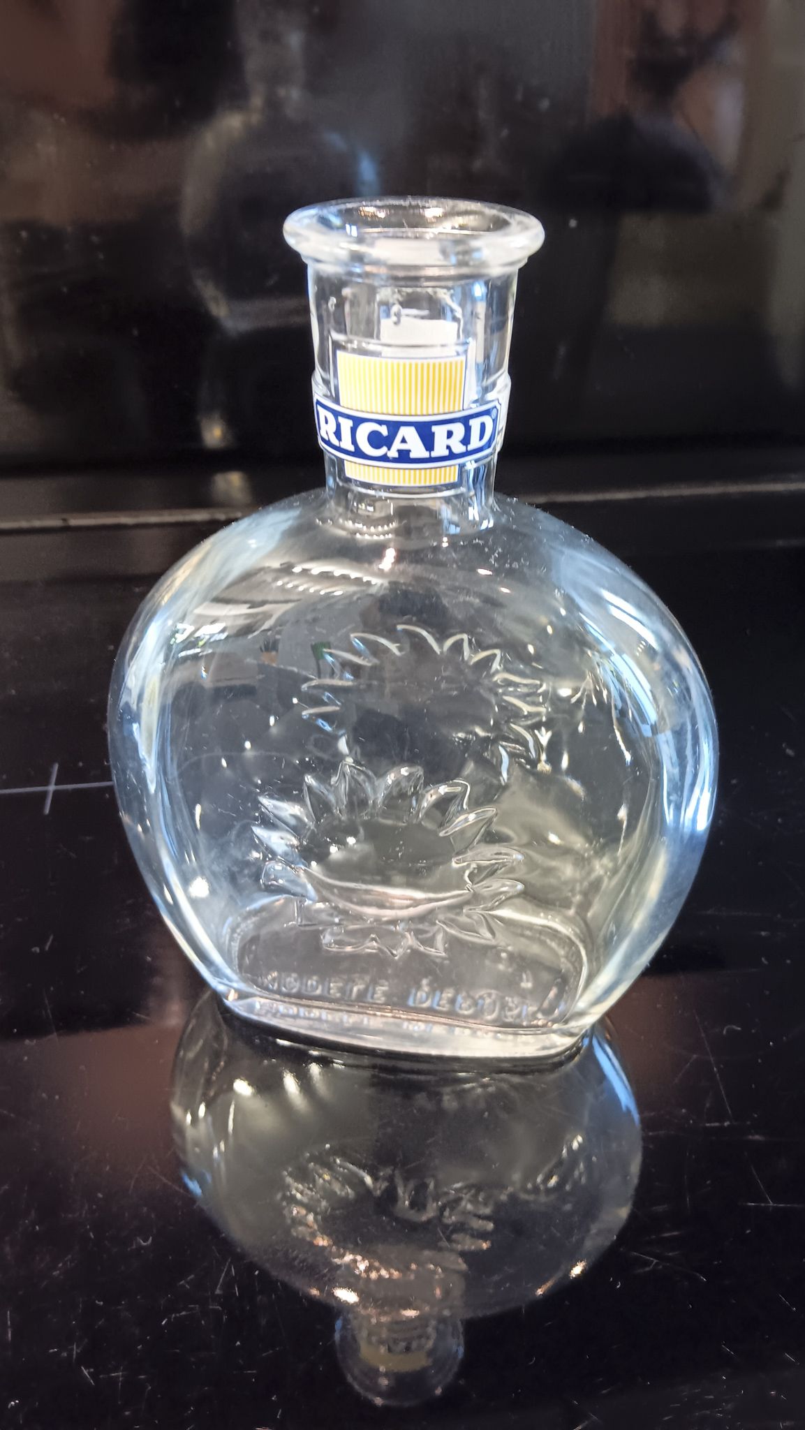 Ricard decanter in very good condition. 18 H, 13 L, 6.5 L.