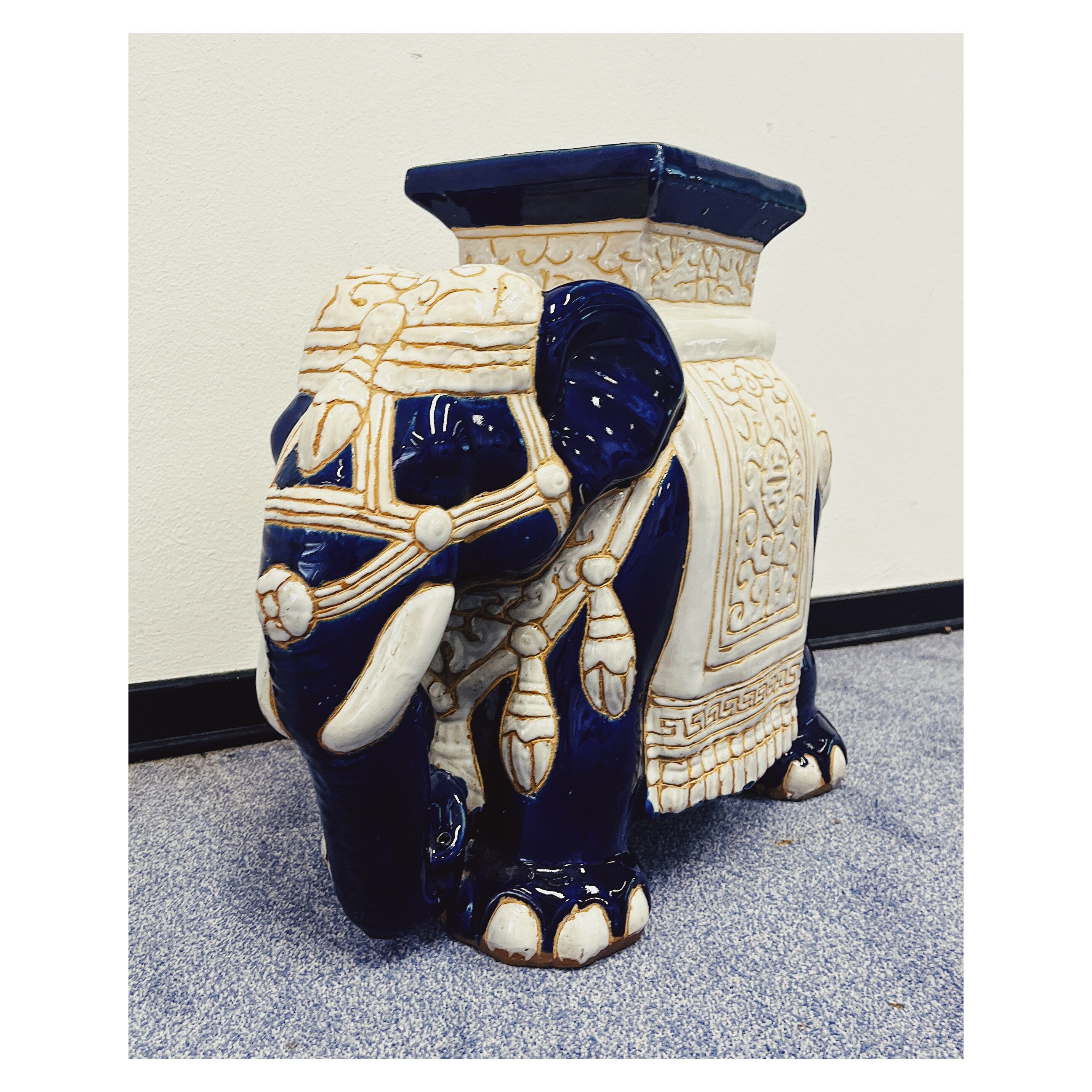 Plant table elephant ceramic