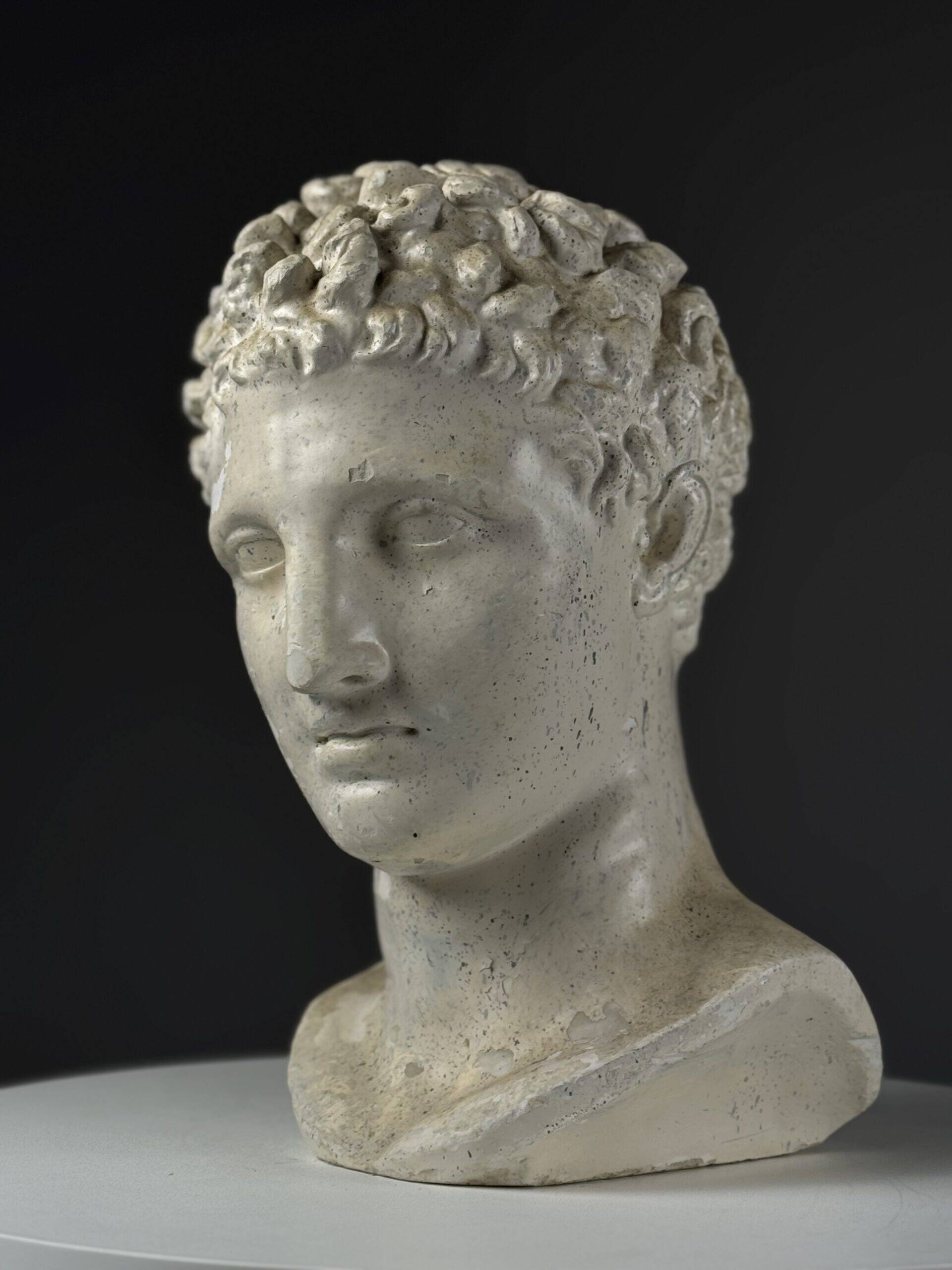 Sculpture de tête d'Hermès en plâtre