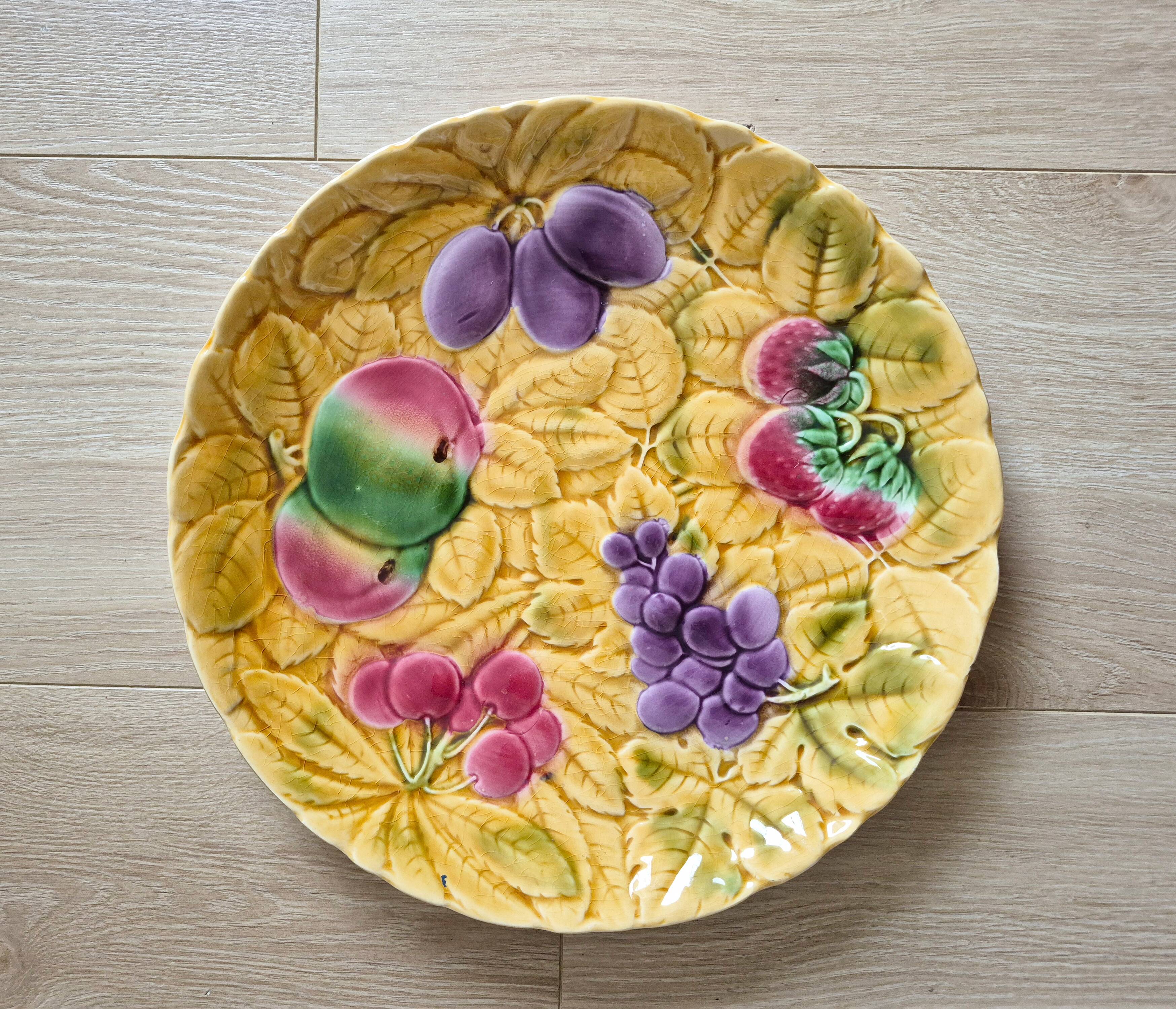 Round slip dish, Sarreguemines earthenware