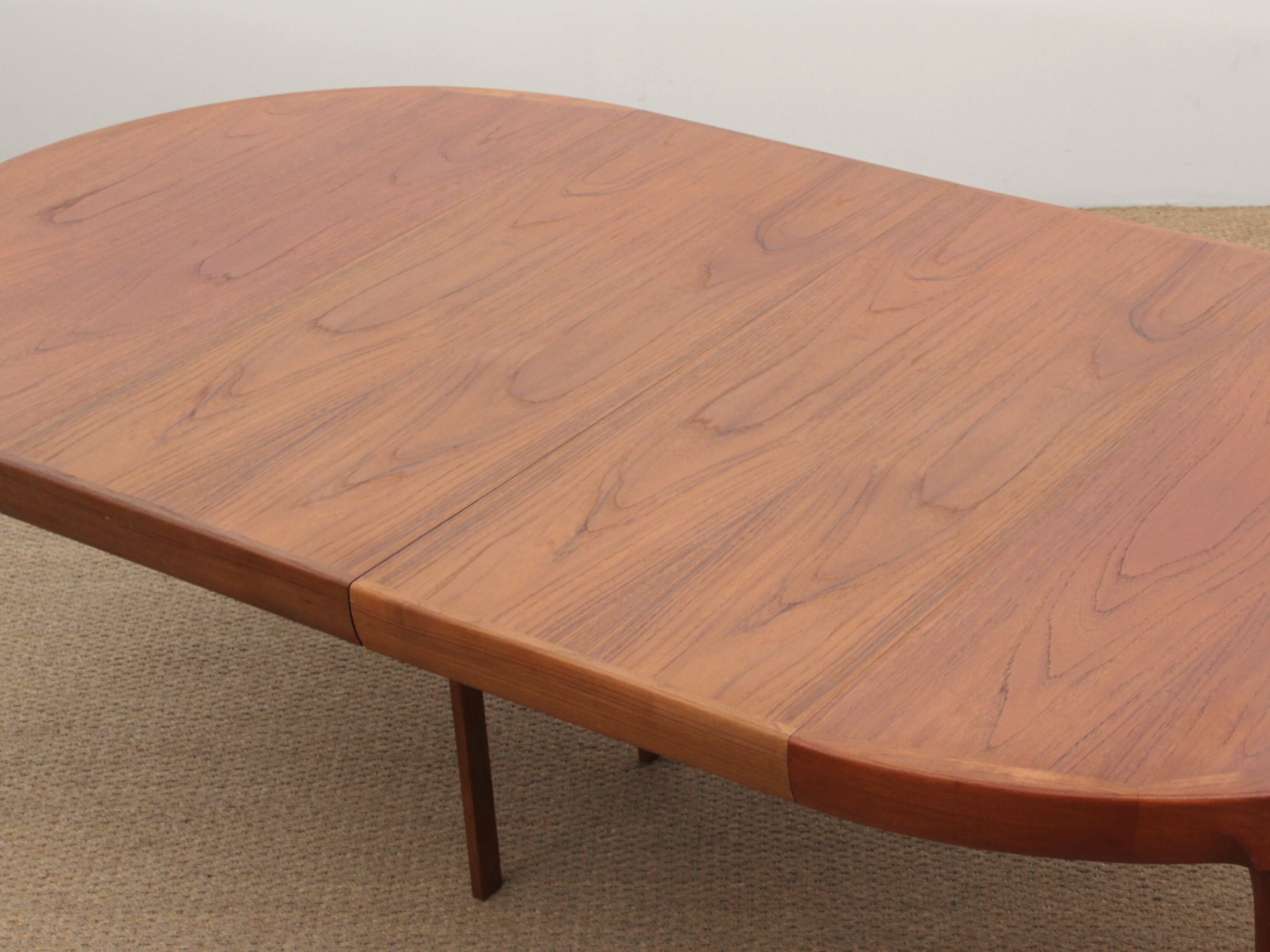 Round teak dining table, 4/10 people.
