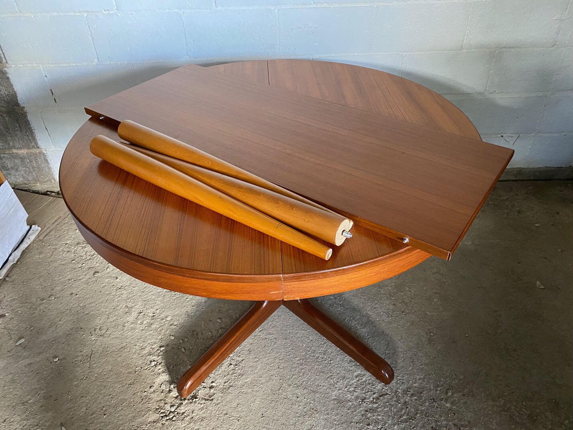 Table ronde dia 116cm extensible type Scandinave en teck et placage de teck an 1960