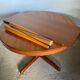 Table ronde dia 116cm extensible type Scandinave en teck et placage de teck an 1960