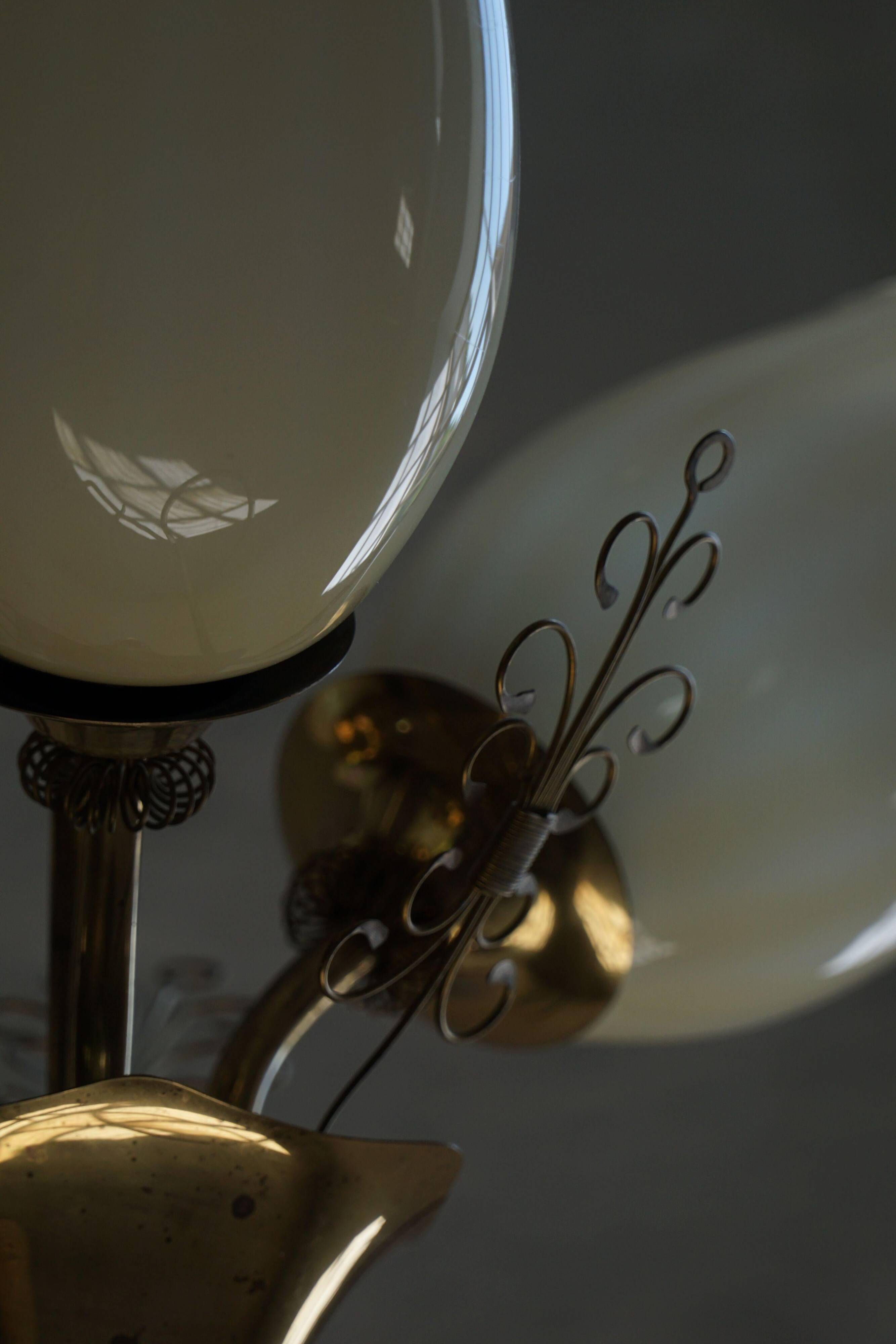 Paavo Tynell for Idman OY, 3-arm chandelier in brass and glass, mid-century, 1940s.