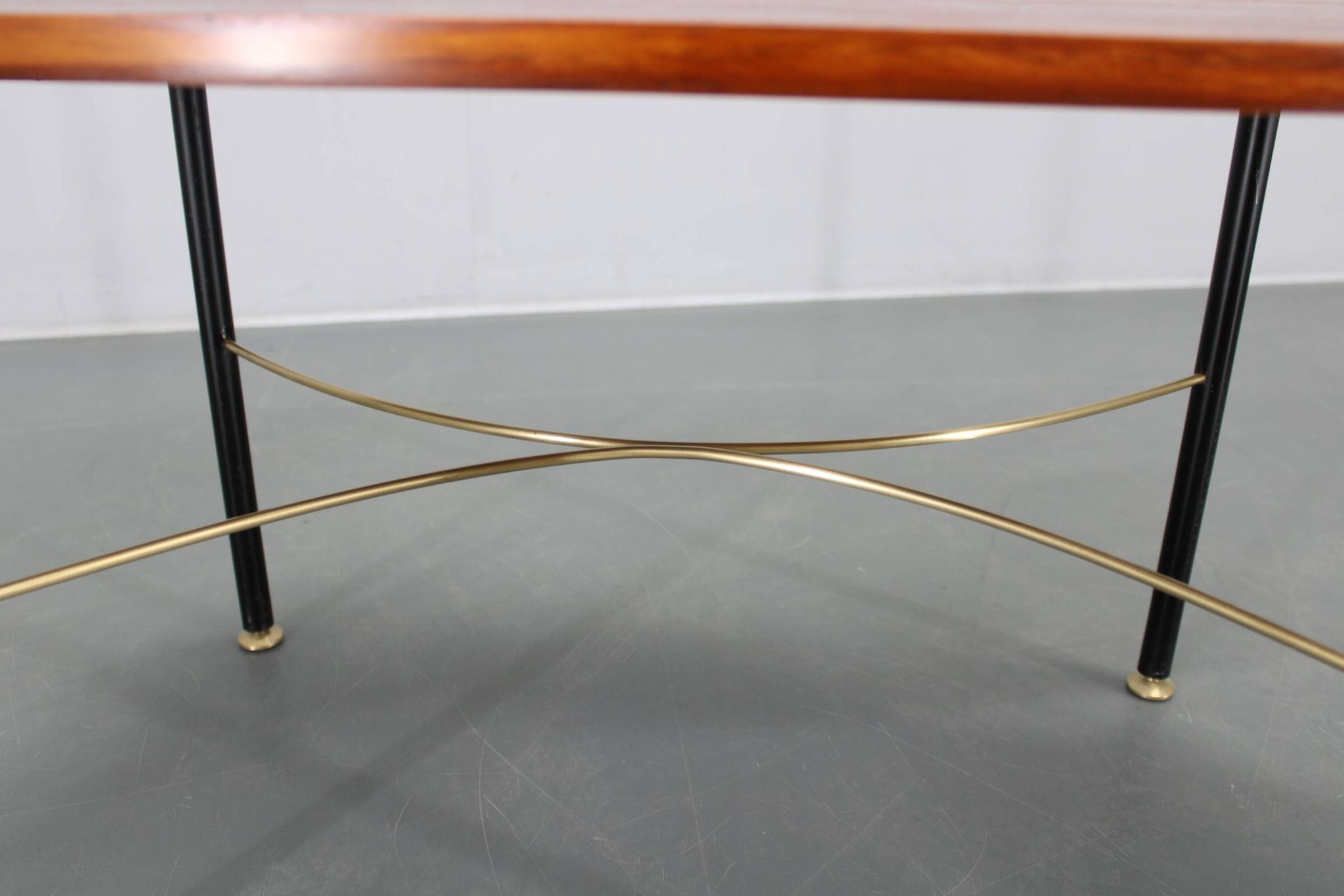 Table basse italienne des années 1970, placage en teck, piètement en métal et laiton