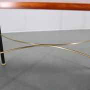 Table basse italienne des années 1970, placage en teck, piètement en métal et laiton