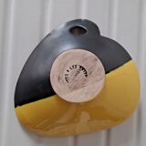 Yellow and black two-tone pocket cut Louviers