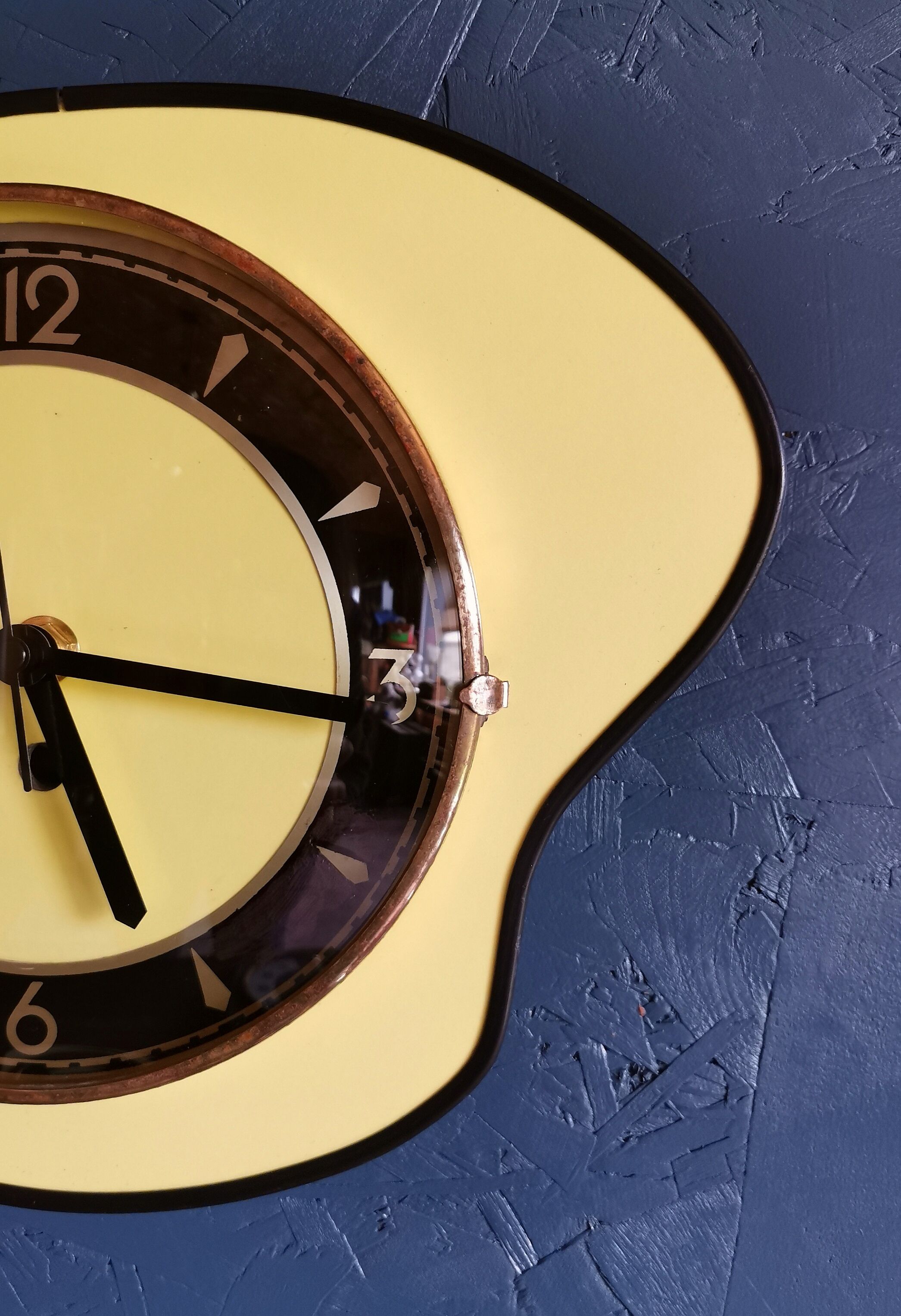 Vintage formica clock silent wall clock asymmetrical 60s "Yellow black"