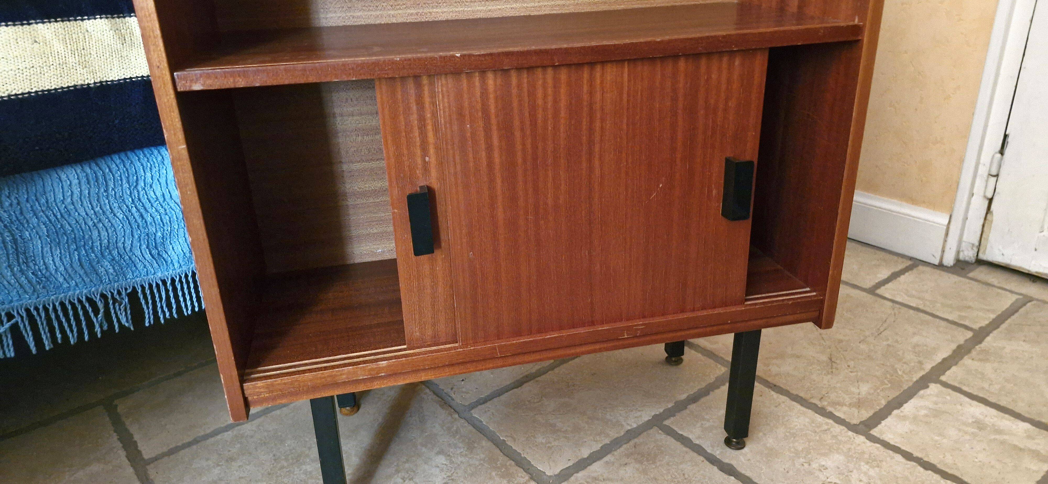 Vintage: Wooden display cabinet with 5 shelves, 4 metal legs.