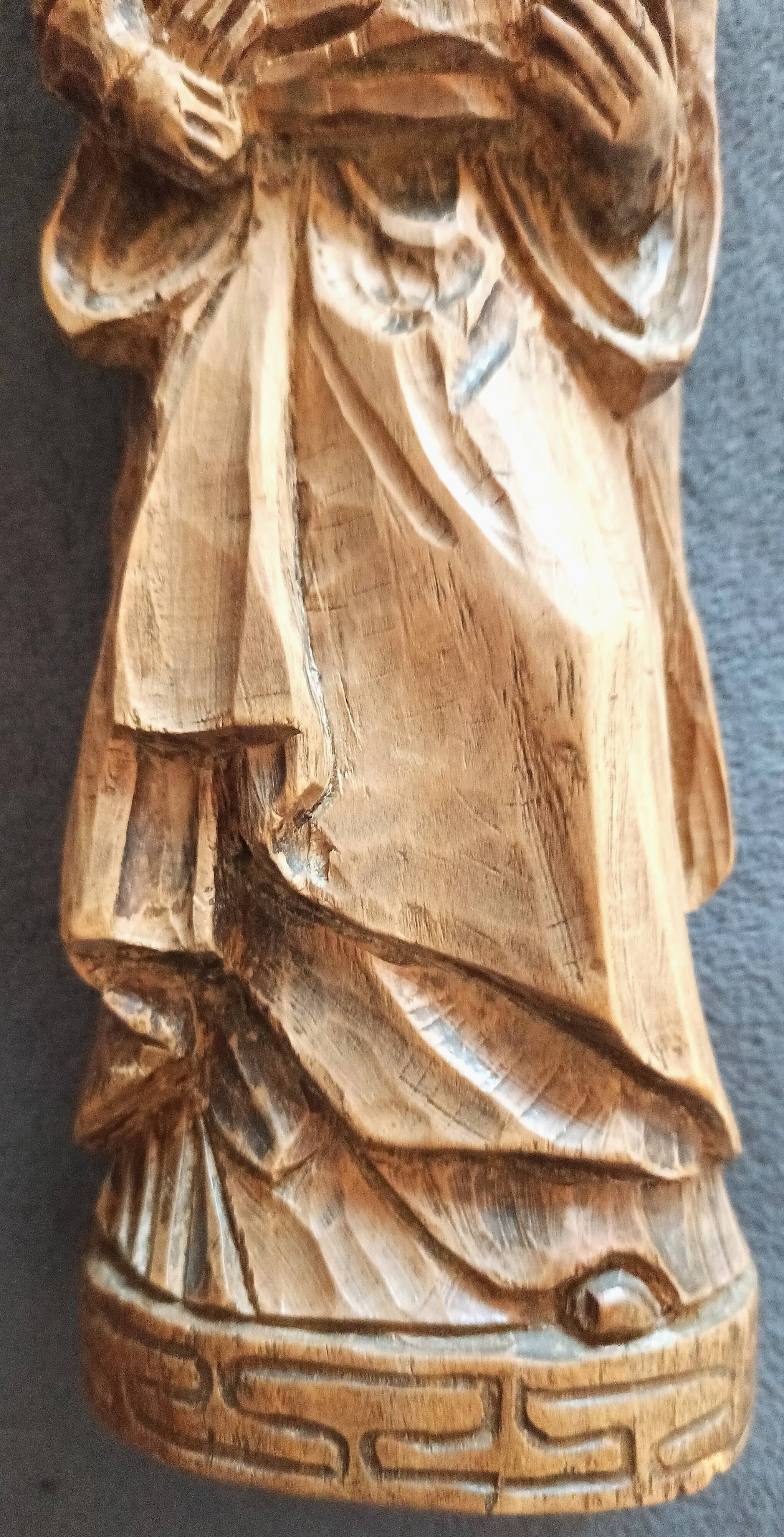 Statuette de la Vierge à l'Enfant en bois sculpté –24,5 cm– Vers 1955-1975