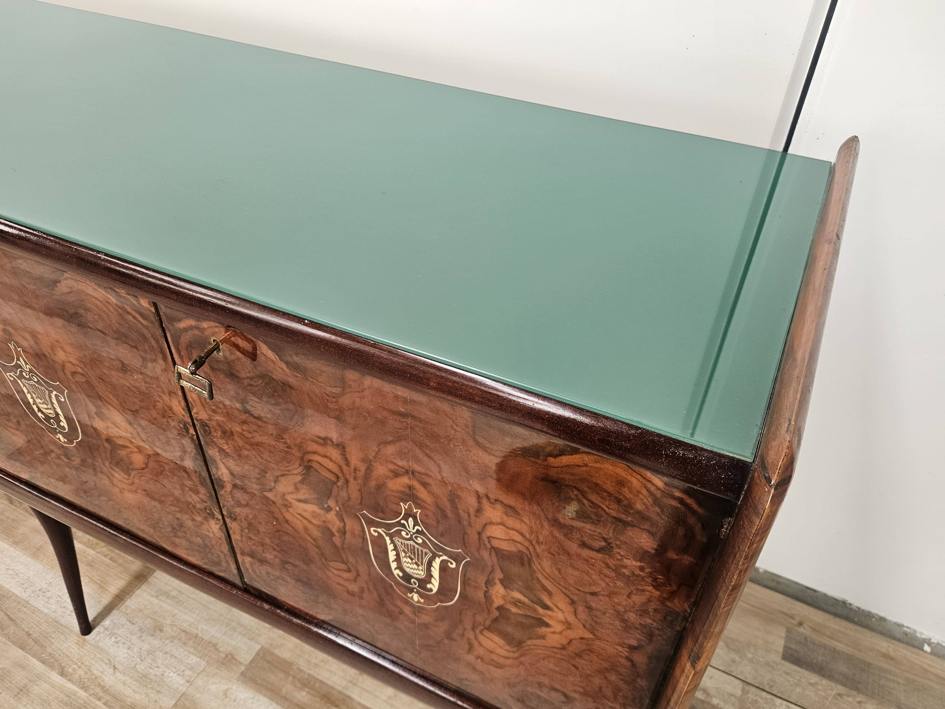 Buffet en acajou du milieu du siècle avec verre teal et compartiments avec tiroir.