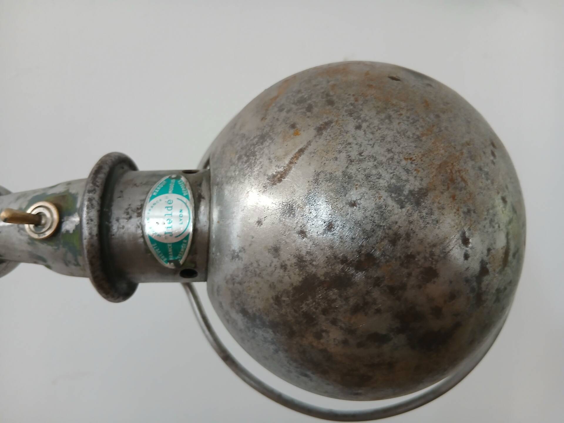 Jieldé lamp with 2 articulated metal arms, industrial style.