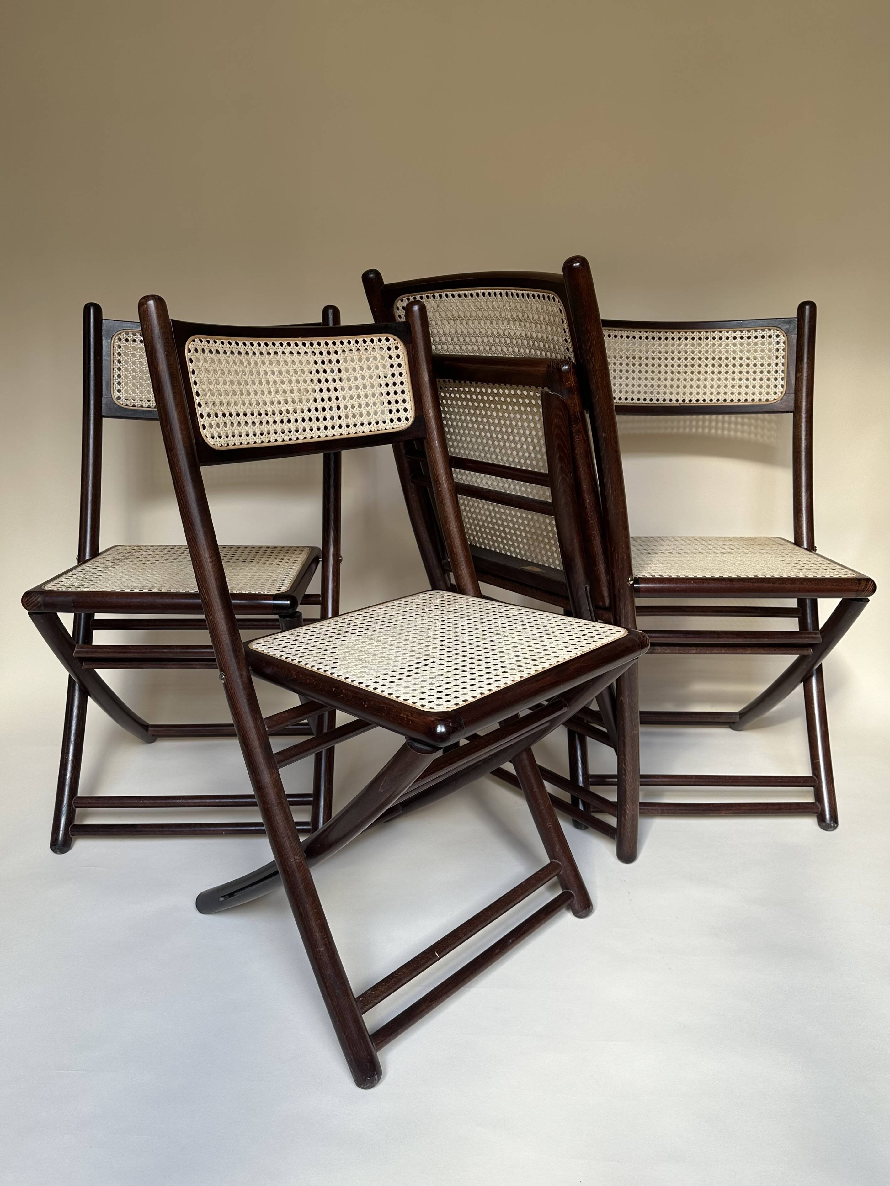 Set de quatre chaises pliantes en bois et cannage