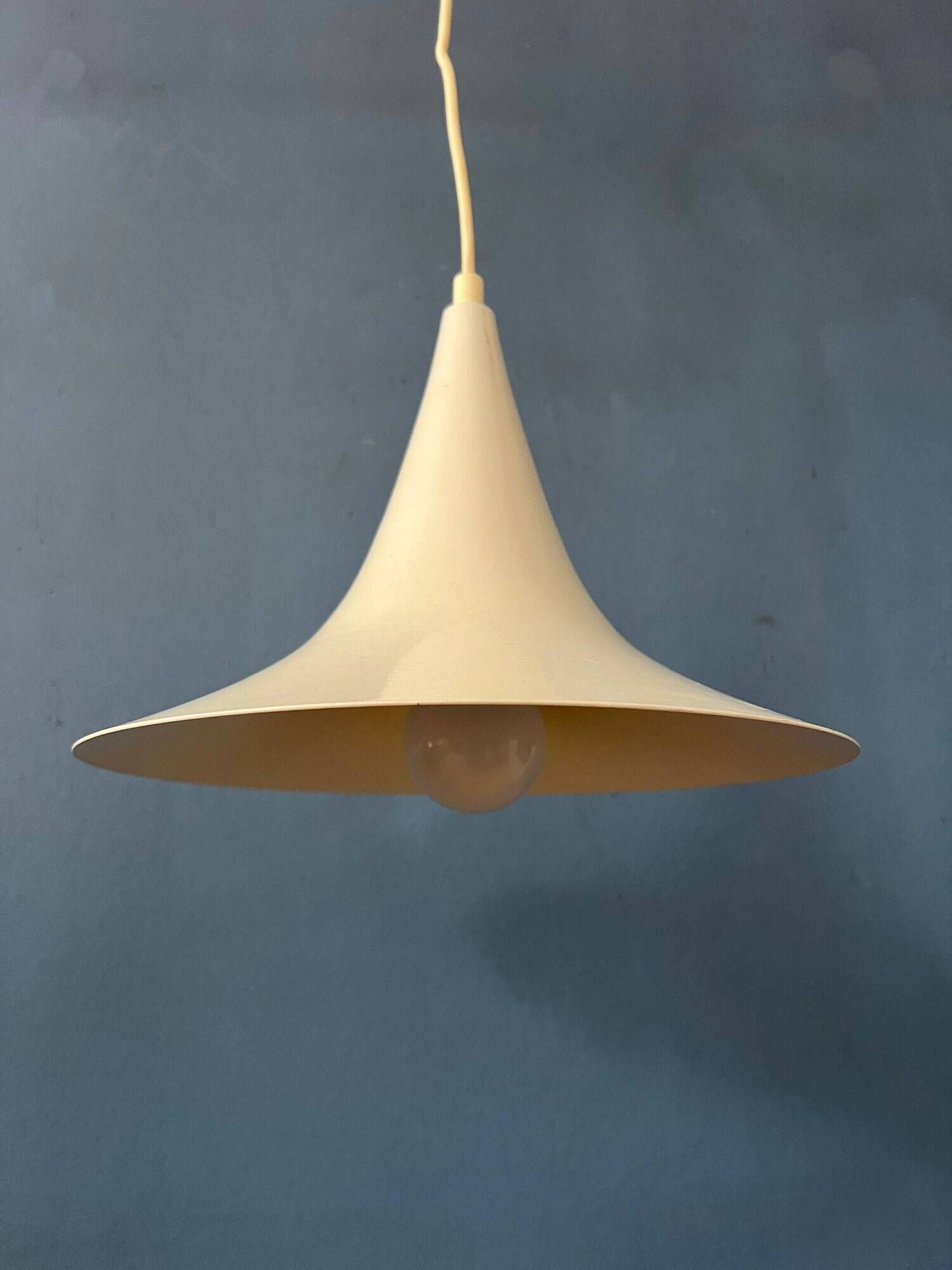Suspension Space Age white Mid-Century witch hat shaped