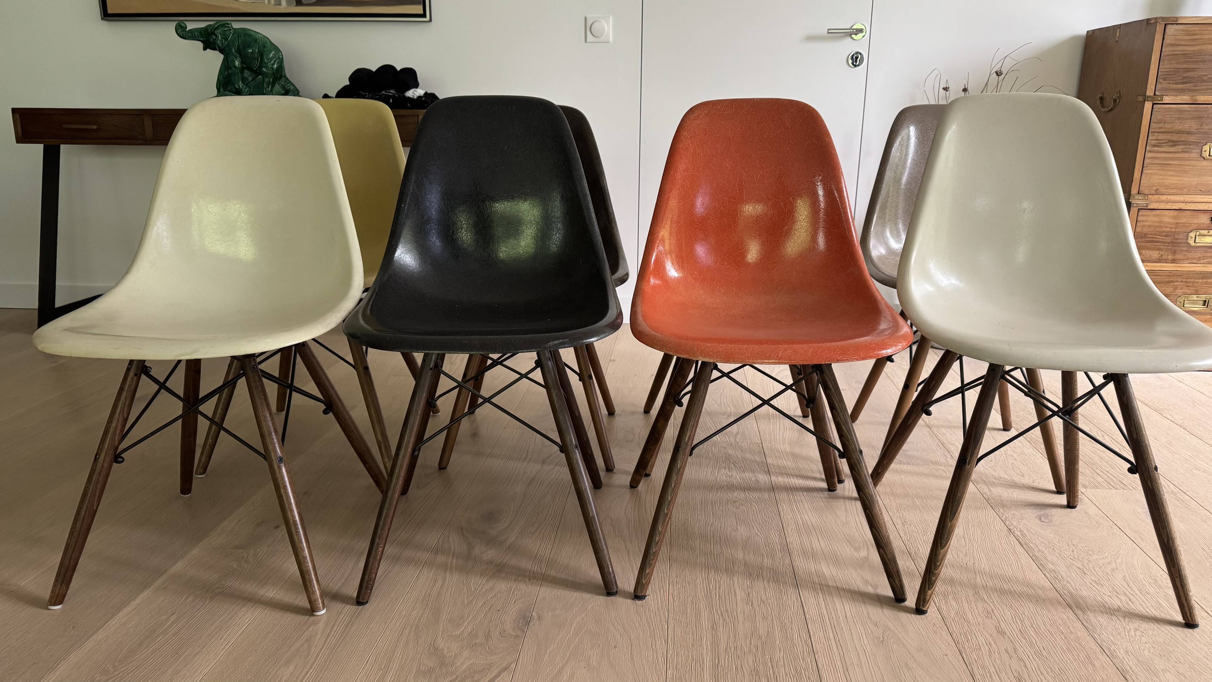8 chaises Eames par Herman Miller
