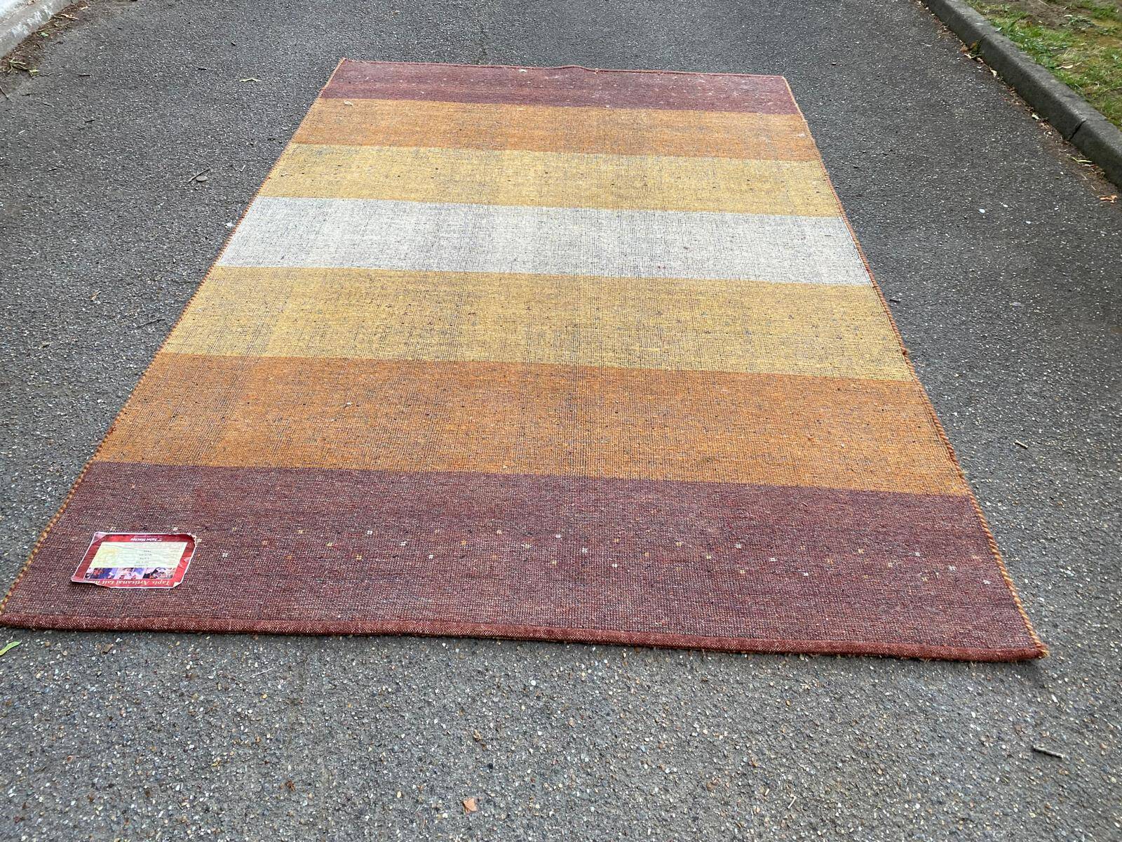 Handmade artisanal Persian Gabbeh rug in wool, India, 200x300cm.