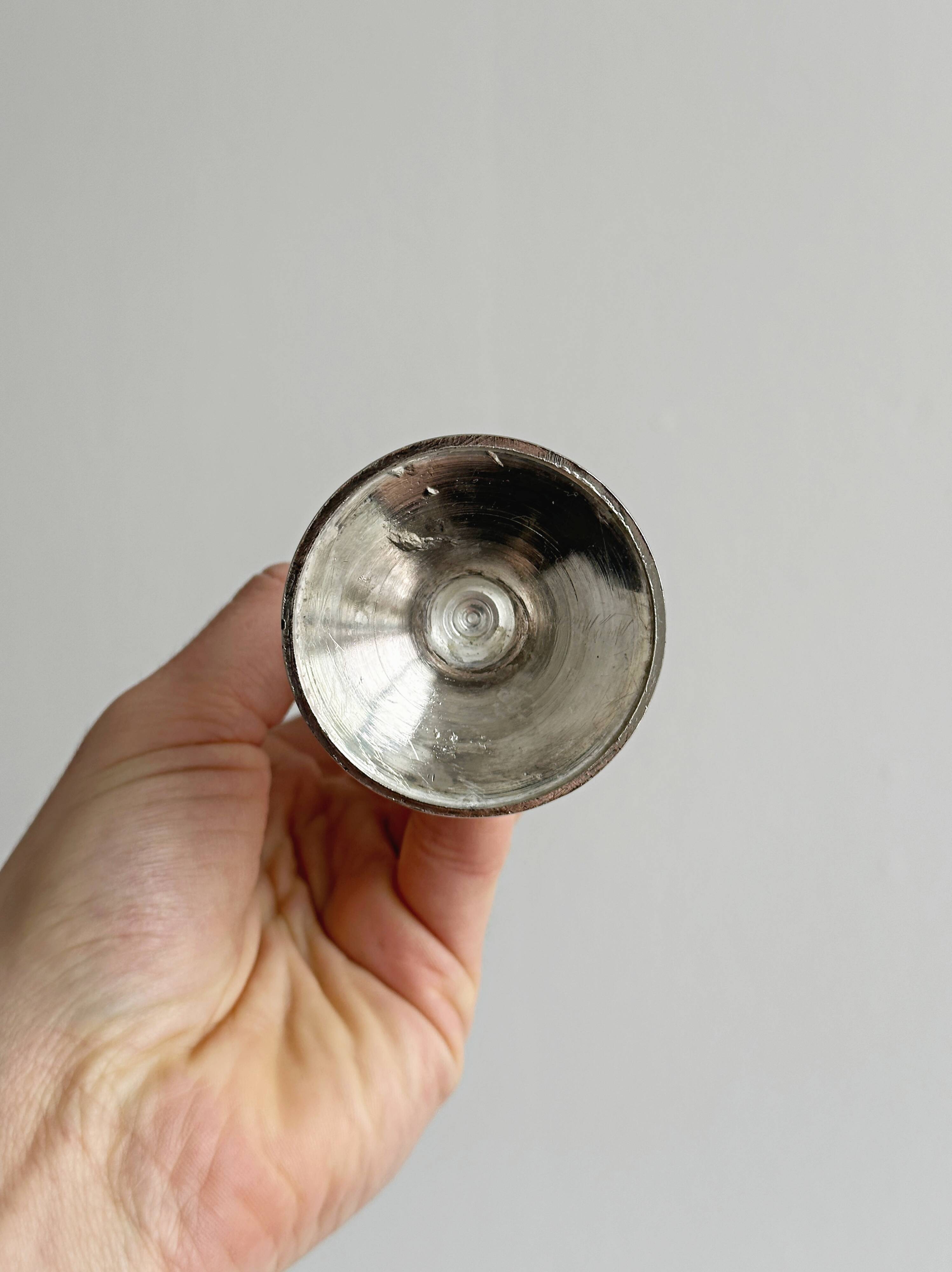 Petit vase soliflore en métal léger