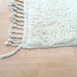 Handwoven white wool rug, traditional style, size 150 x 250 cm