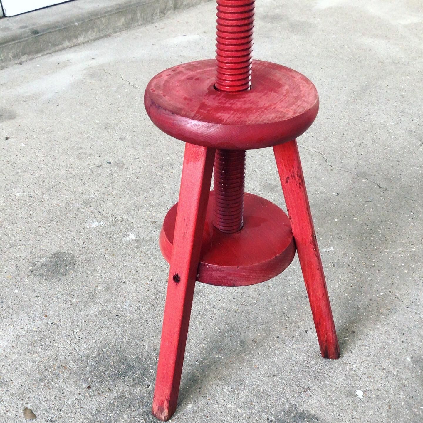 Tabouret d’architecte à vis rouge
