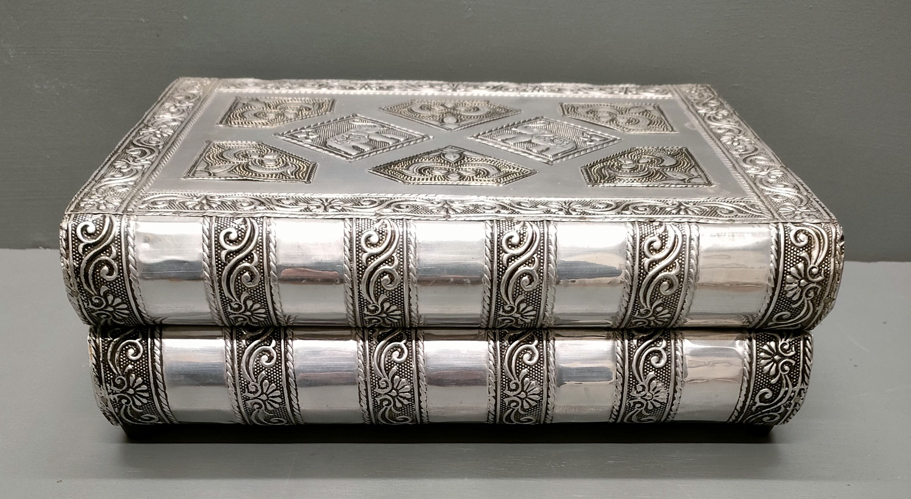 Handcrafted ethnic jewelry box - Hand-pushed silver iron - India - 70's