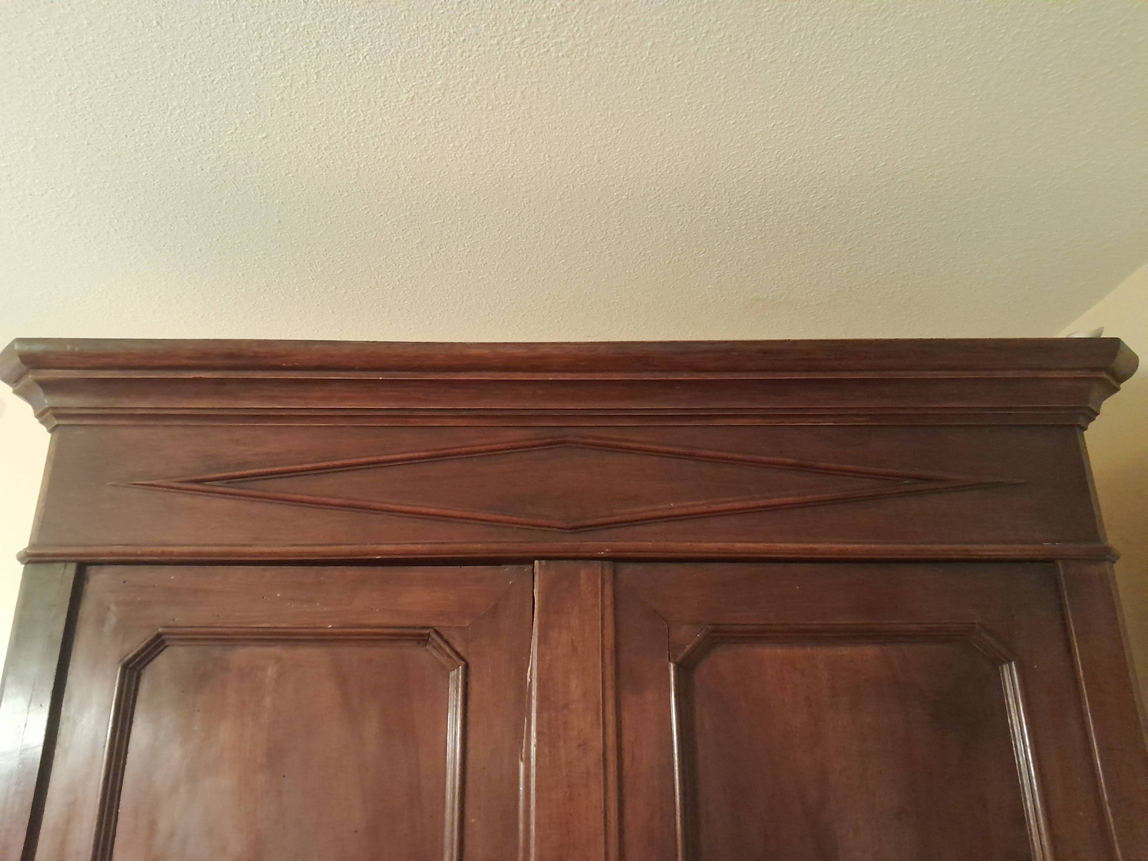 Armoire ancienne de style Louis Philippe en noyer