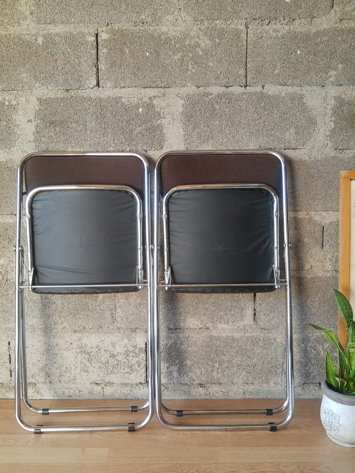 Set of two folding chairs in brown and metal fabric - vintage
