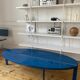 Table basse ovale en bois laqué bleu