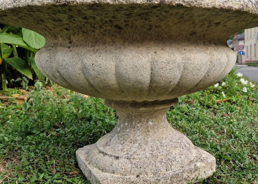 Vases Médicis en pierre reconstituée. XXe