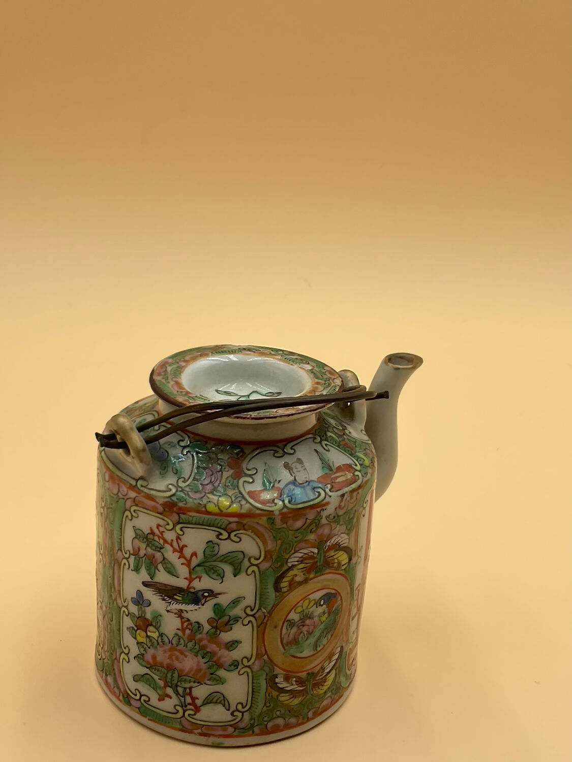 Porcelain teapot from China Canton XIX°