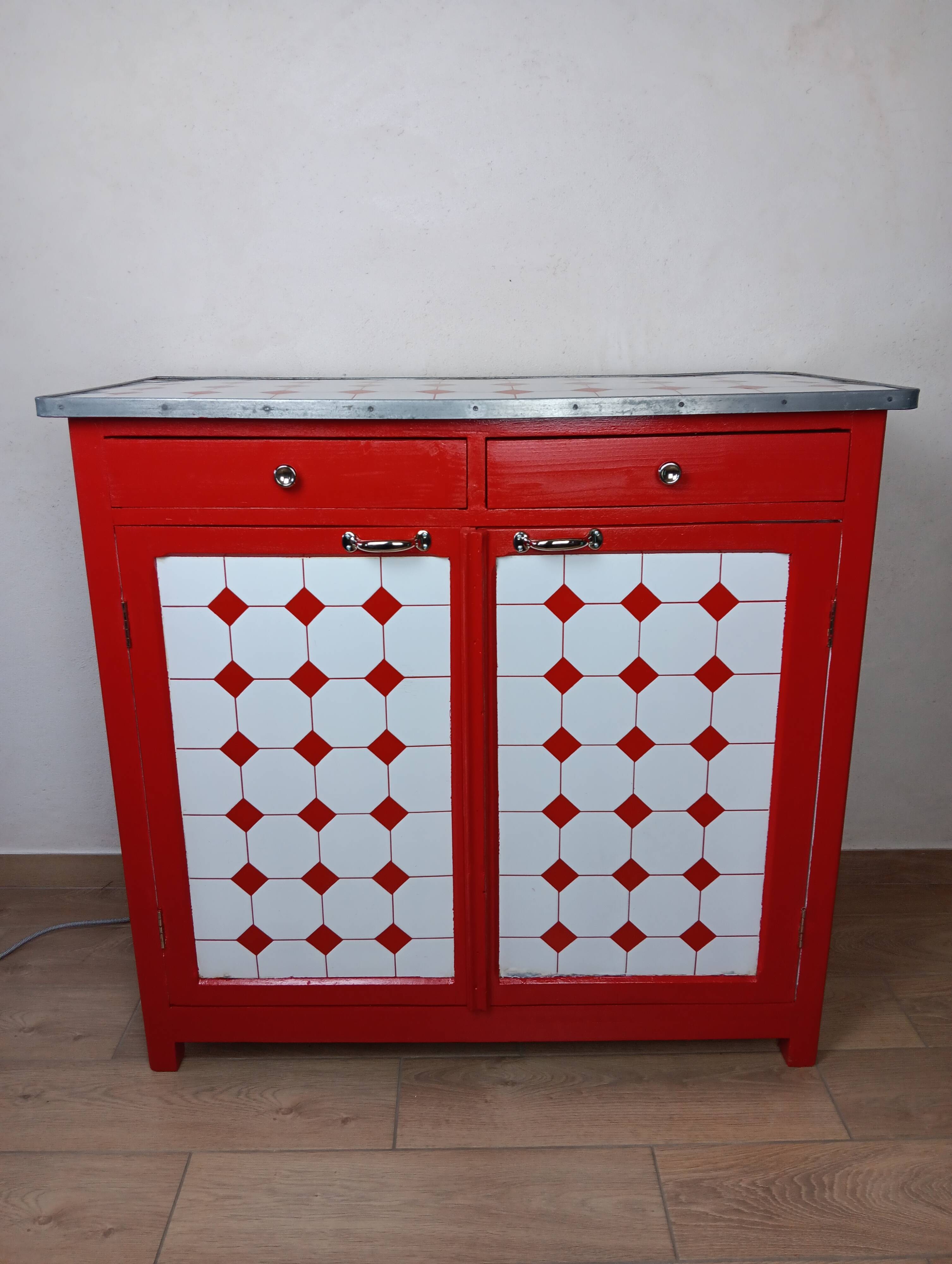Meuble de métier , buffet parisien en tôle émaillé rouge et blanc