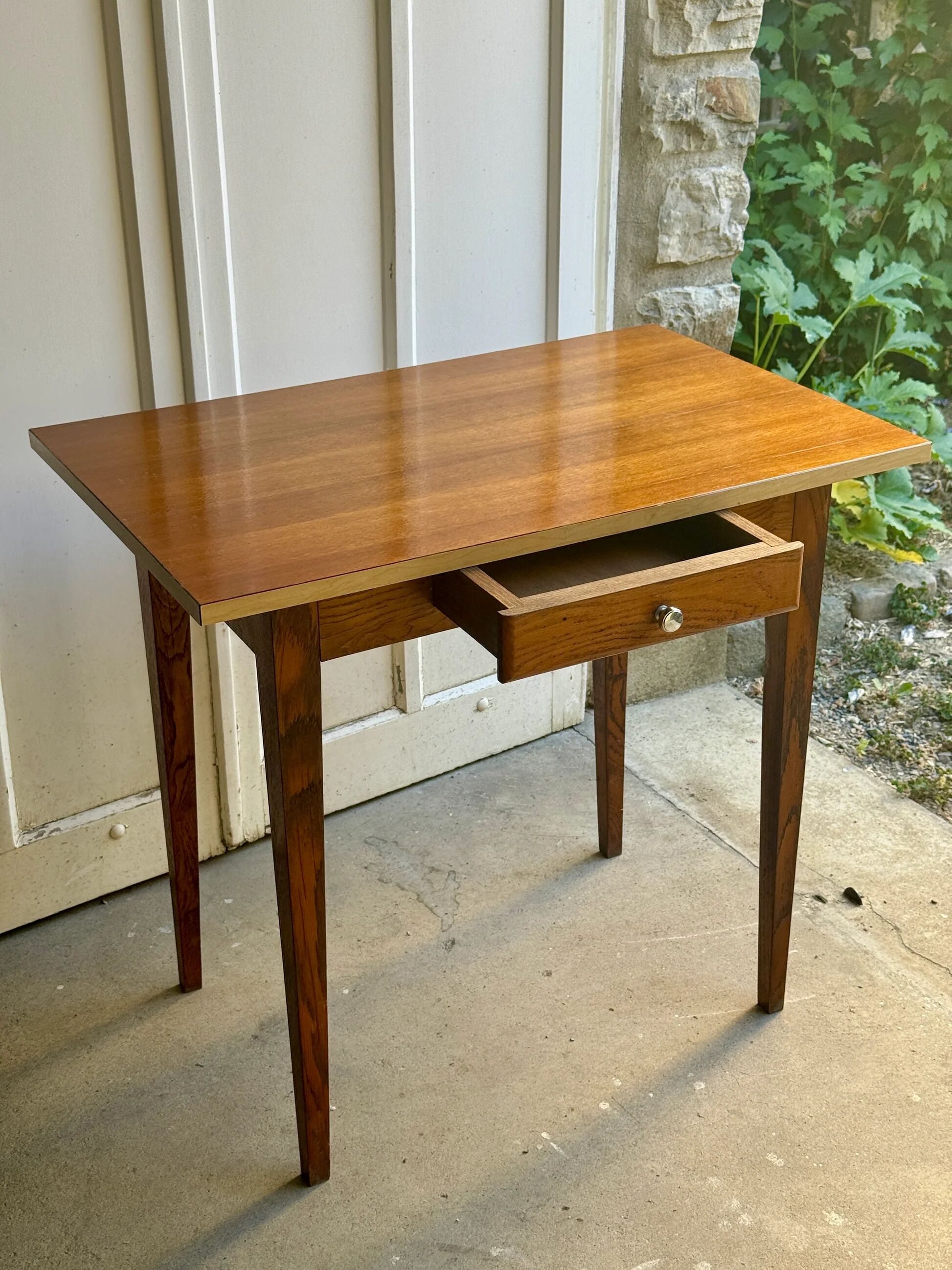 Petit bureau / table en bois et formica
