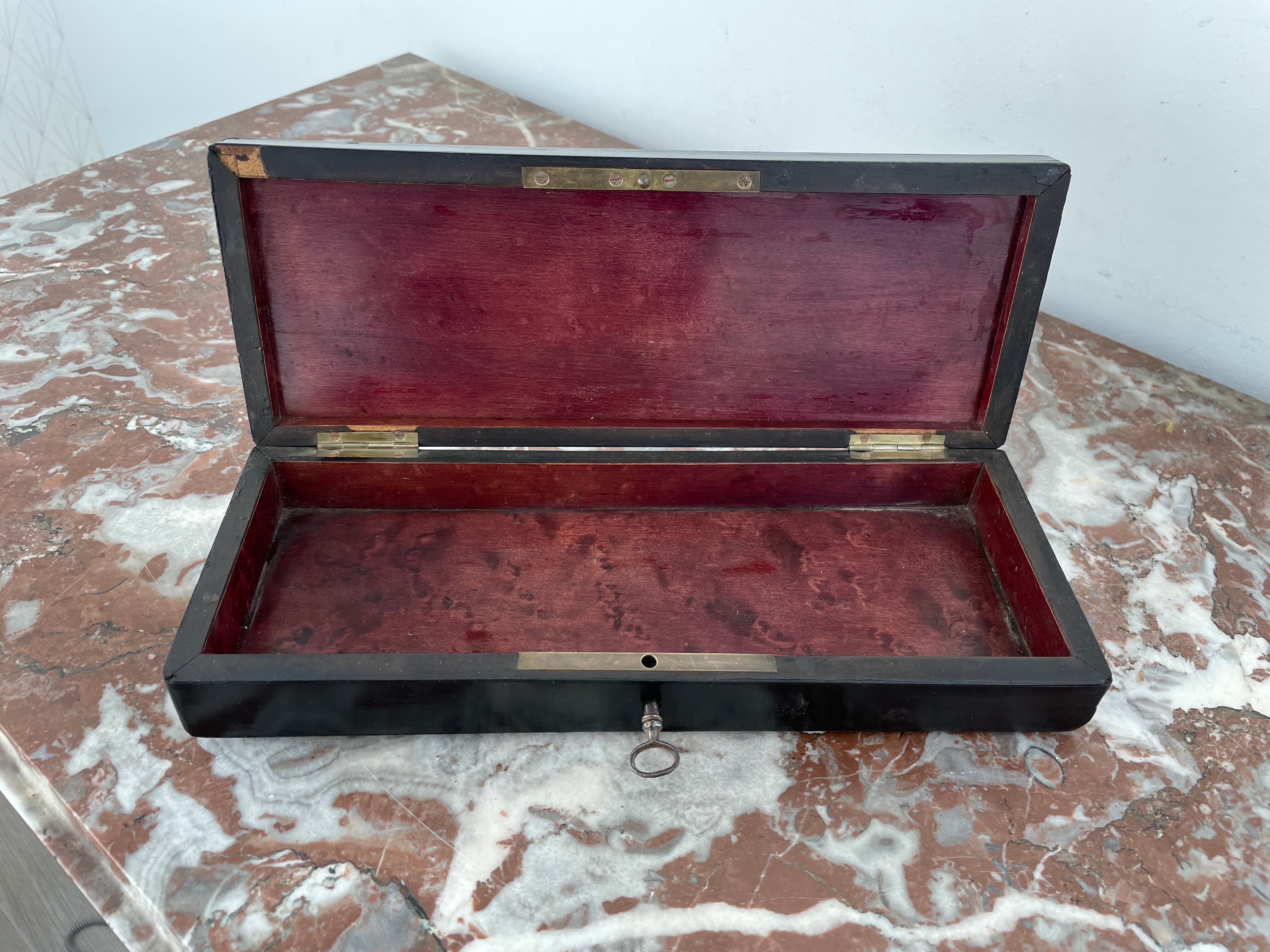 Boîte à gants, Napoléon III, bois précieux, laiton, nacre, placage d'ébène noirci, clé