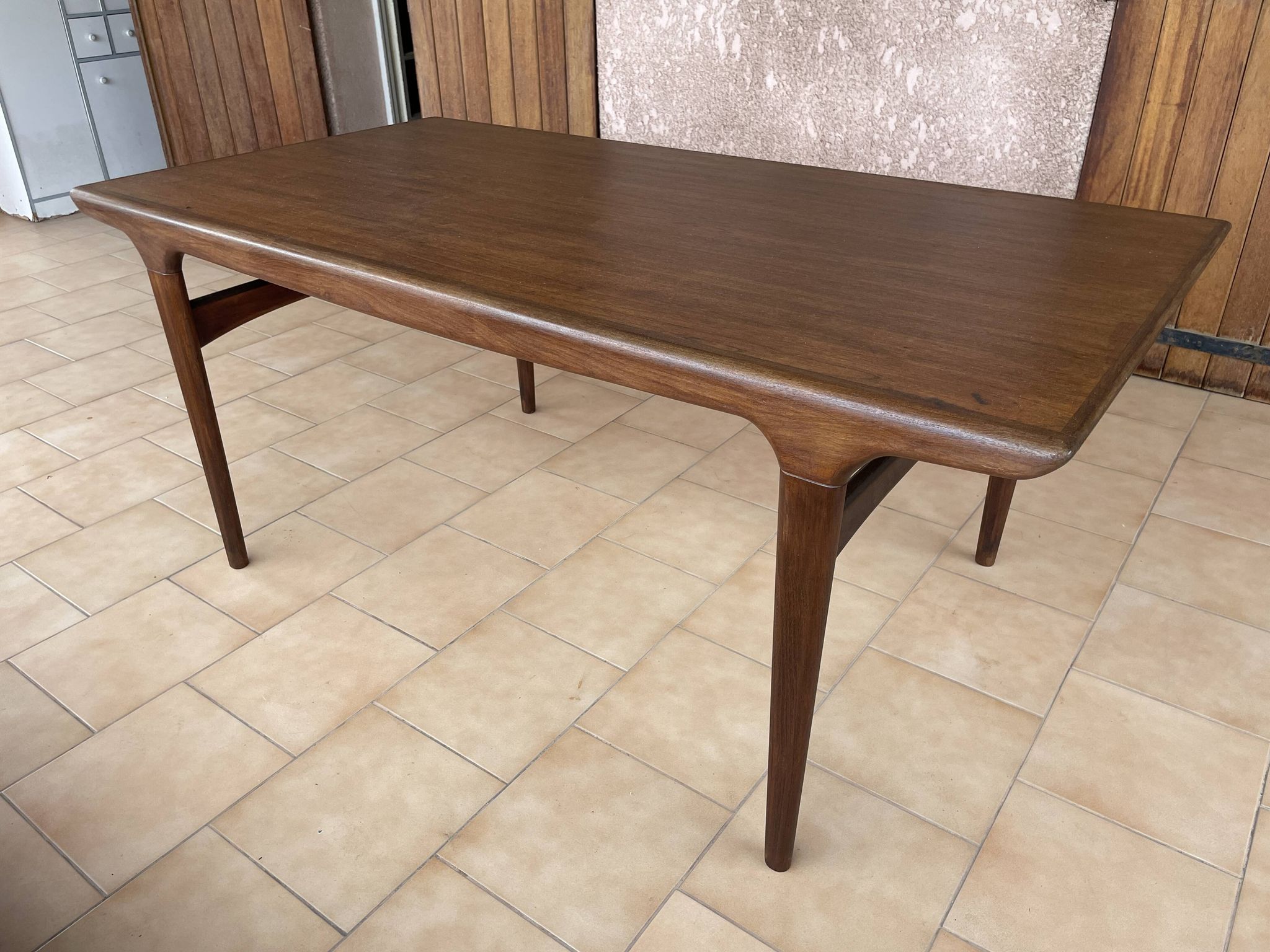 Table scandinave en teck par Johannes Andersen pour Samcom 1960