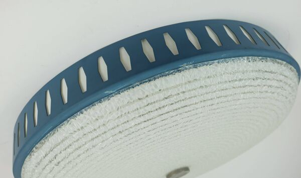 Rare et grand plafonnier hillebrand des années 1960, en verre texturé et cadre en métal bleu.