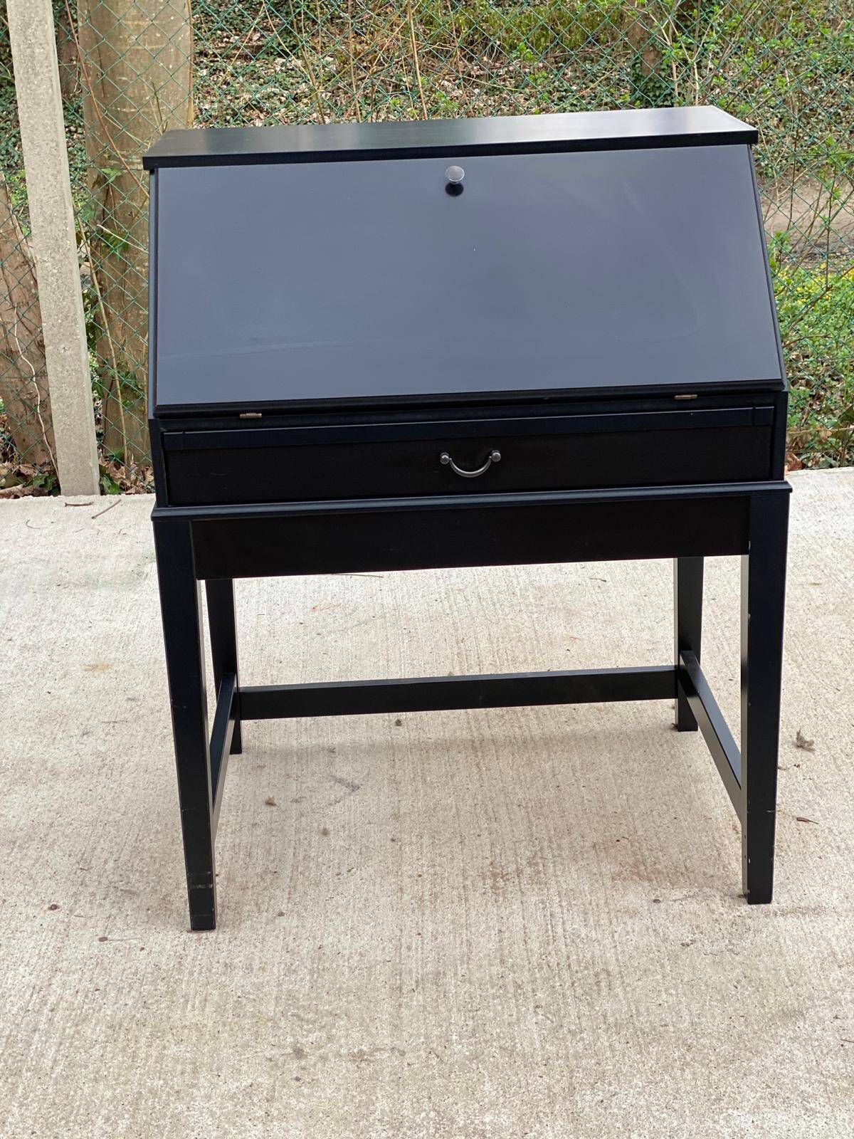 Black Scandinavian secretary