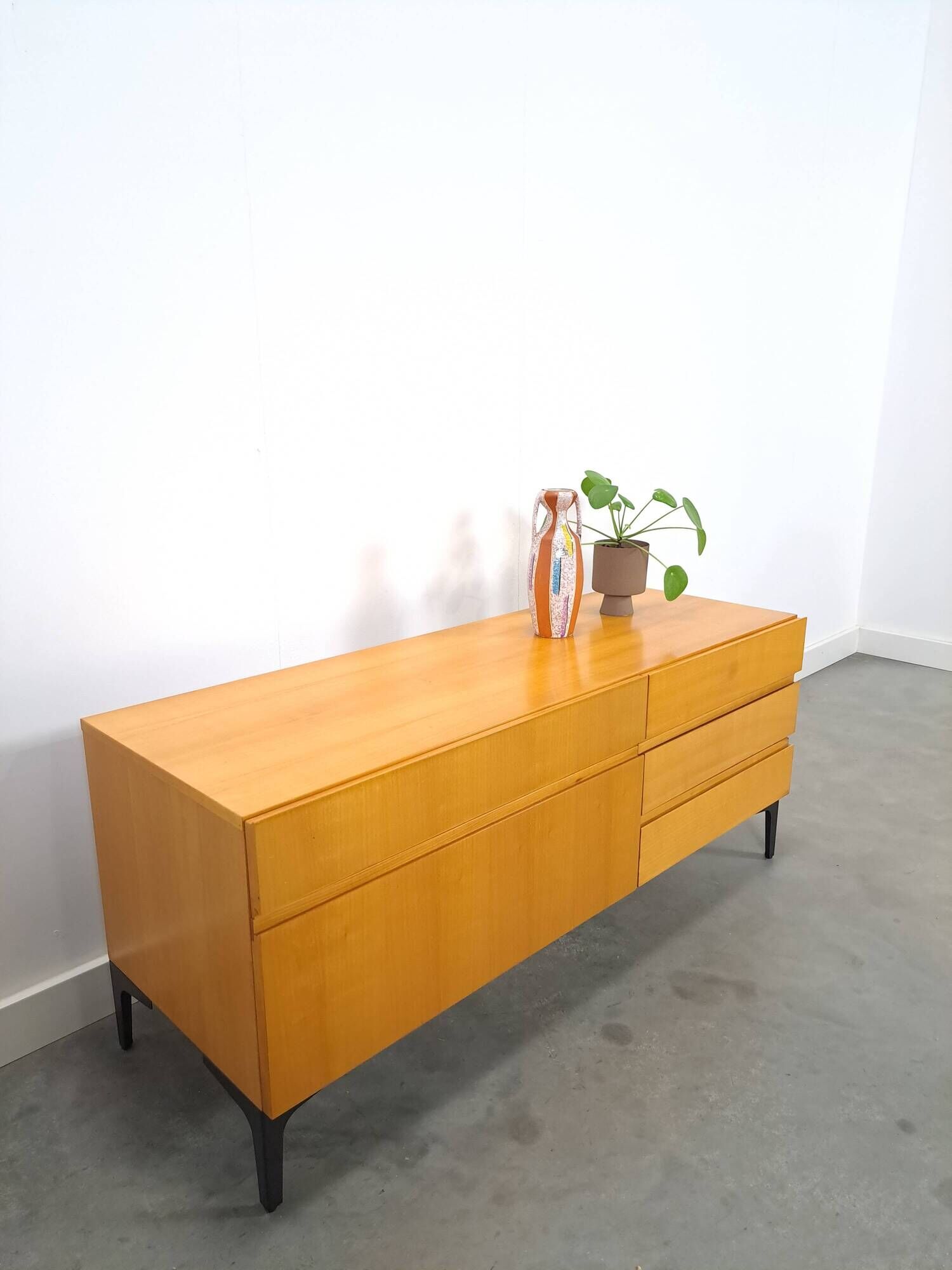Fineer tv meubel dressoir met lades en zwart stalen poten