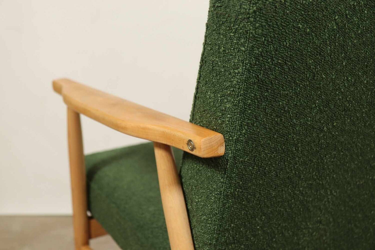 Fauteuil vintage Boucle verte bois naturel après rénovation