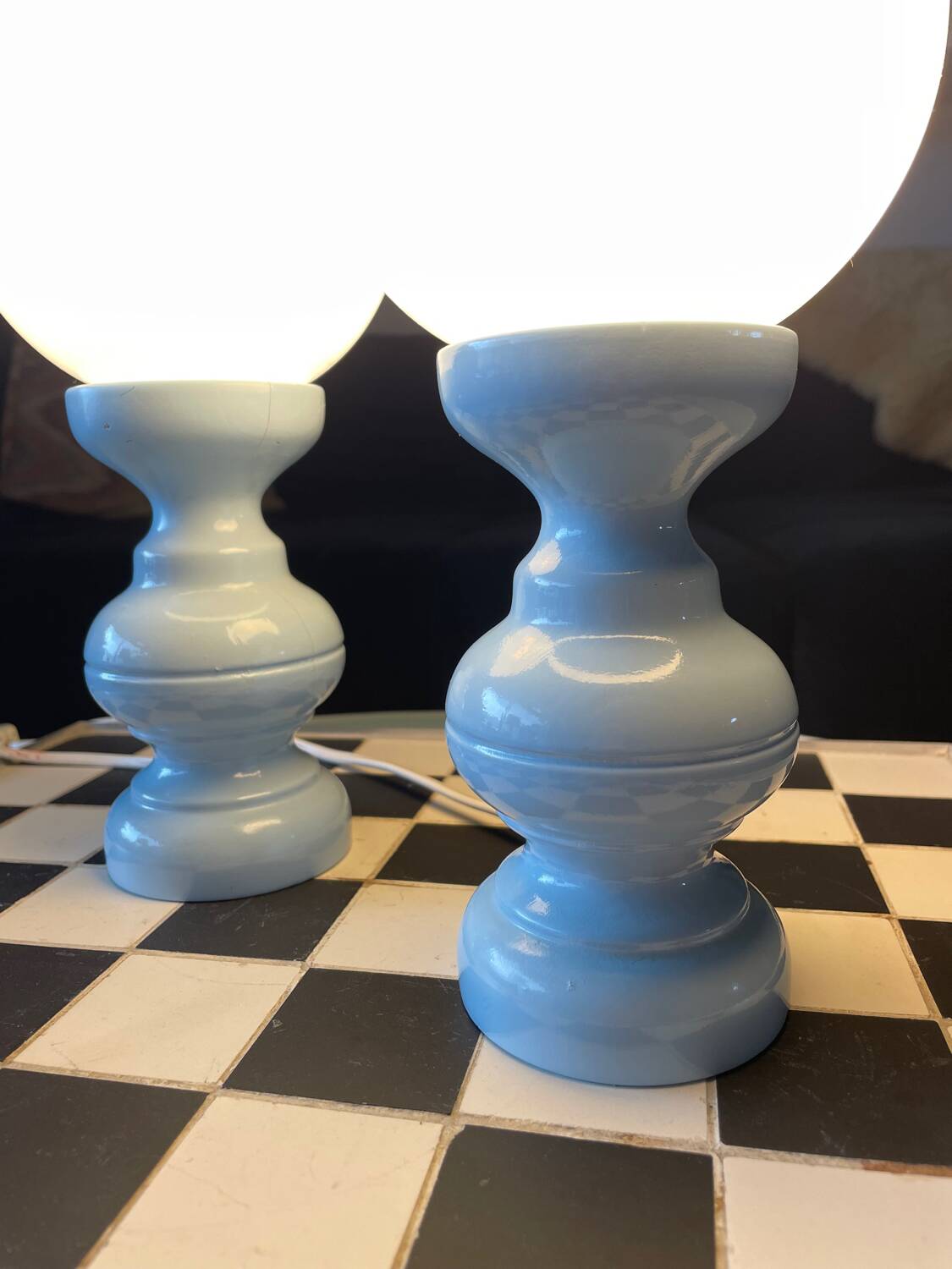 Lampe en bois italienne tournée et opaline années 1970