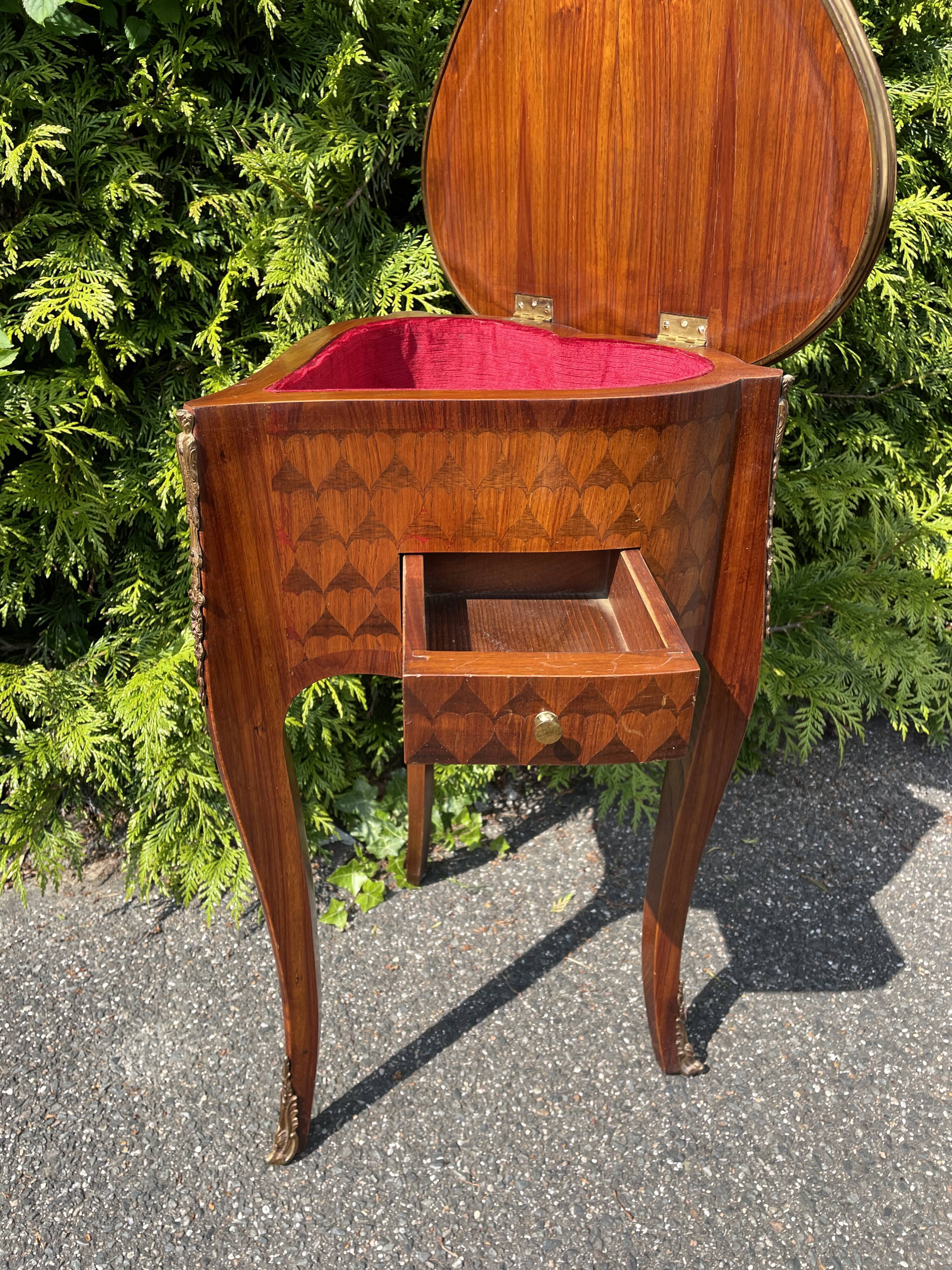 Small table or bedside table in the shape of a heart in marquetry. Style Louis XV